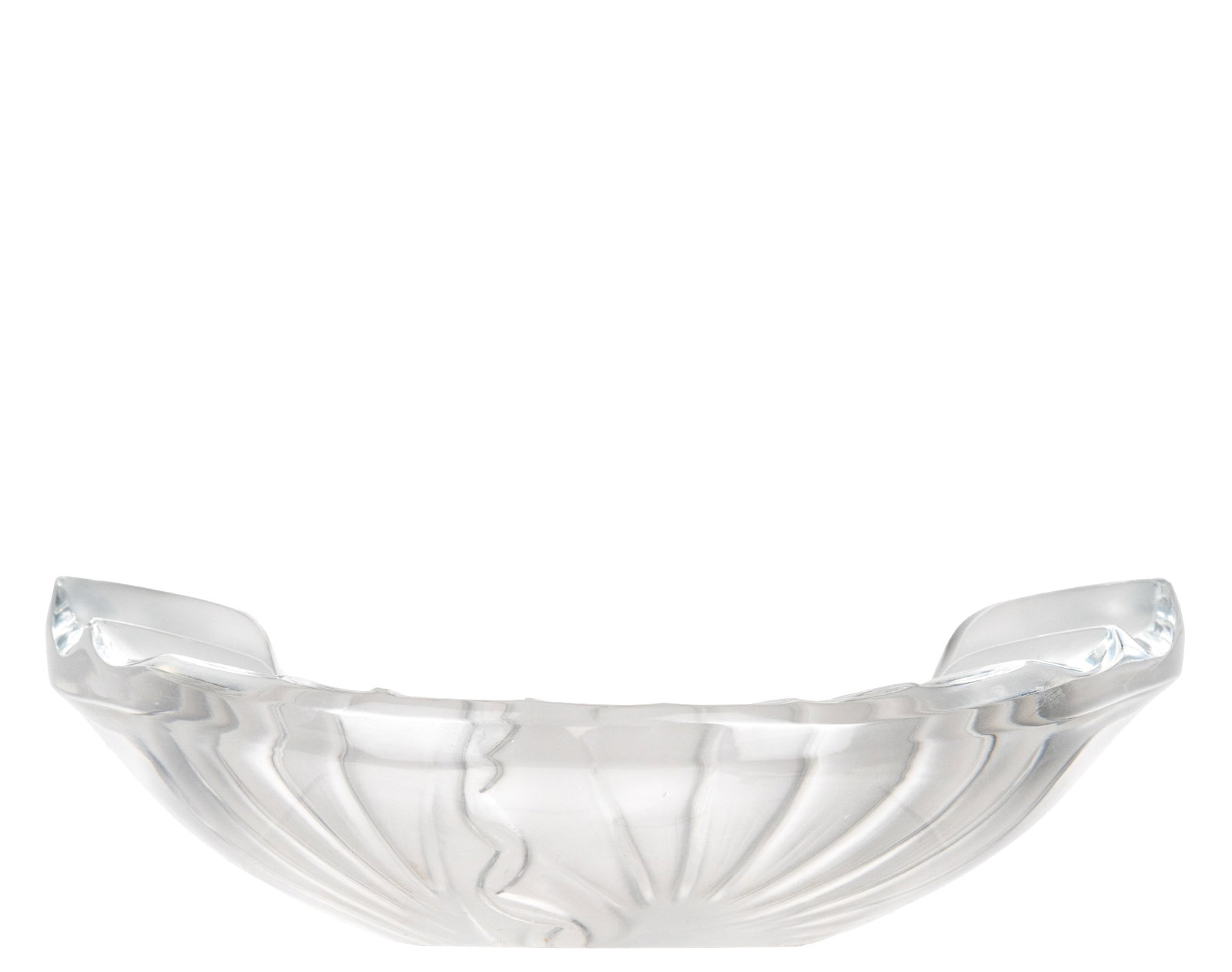 Lalique - Nancy crystal ashtray: Lalique France Cendrier de cristal Nancy Cristal givré, marqué Lalique Dimension: 2 1/2" x 8 1/2" x 7" 6 x 21,6 x 18 cm Rapport de condition: Légères rayures en dessous