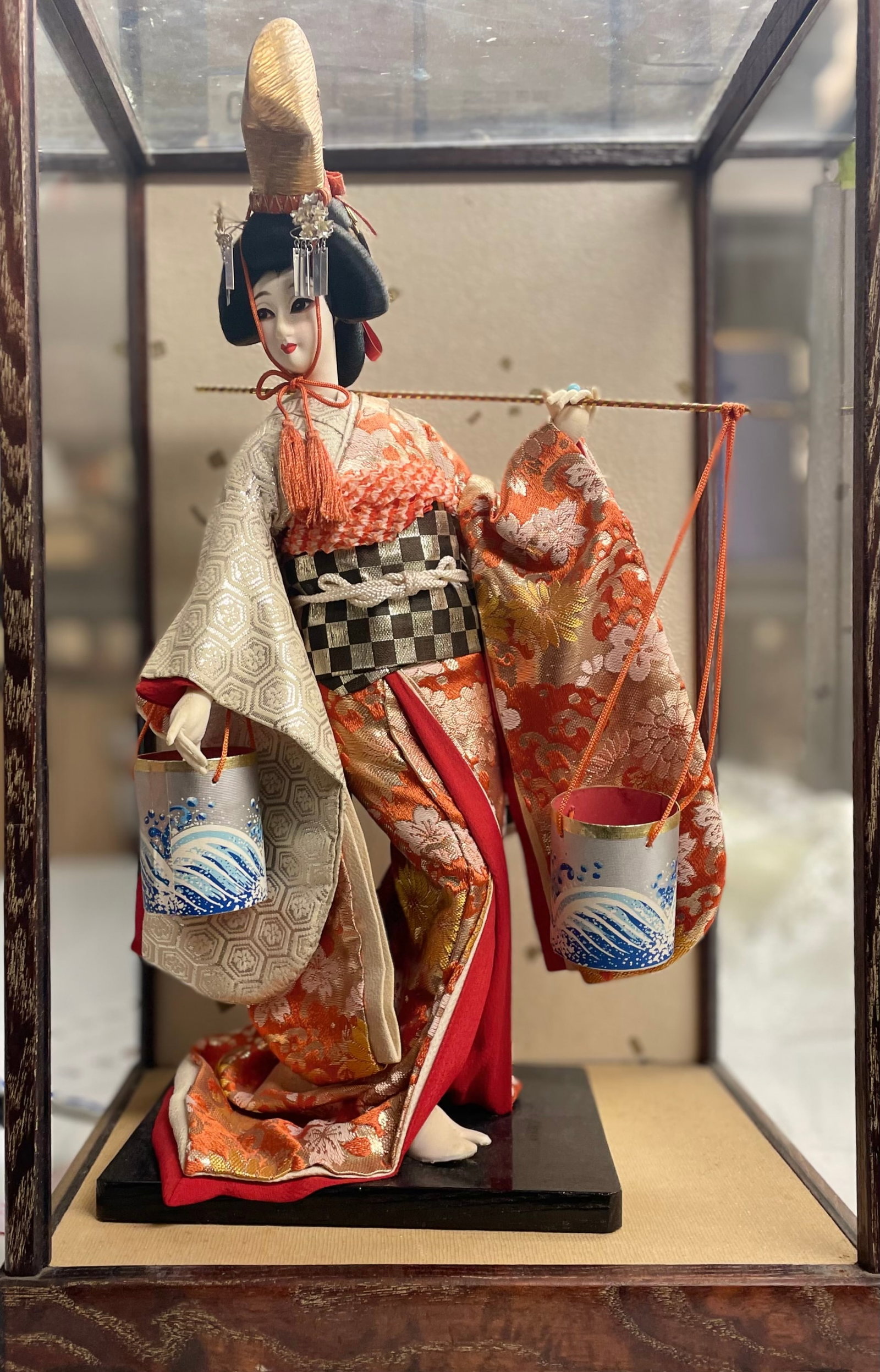 Geisha doll - XXe siècle: Japon / Japan Poupée geisha (XXe siècle) Porteuse d'eau, élégant costume, vitrine de présentation Dimension: Hauteur 17" Hauteur 43 cm ------------- Japon / Japan Geisha doll
