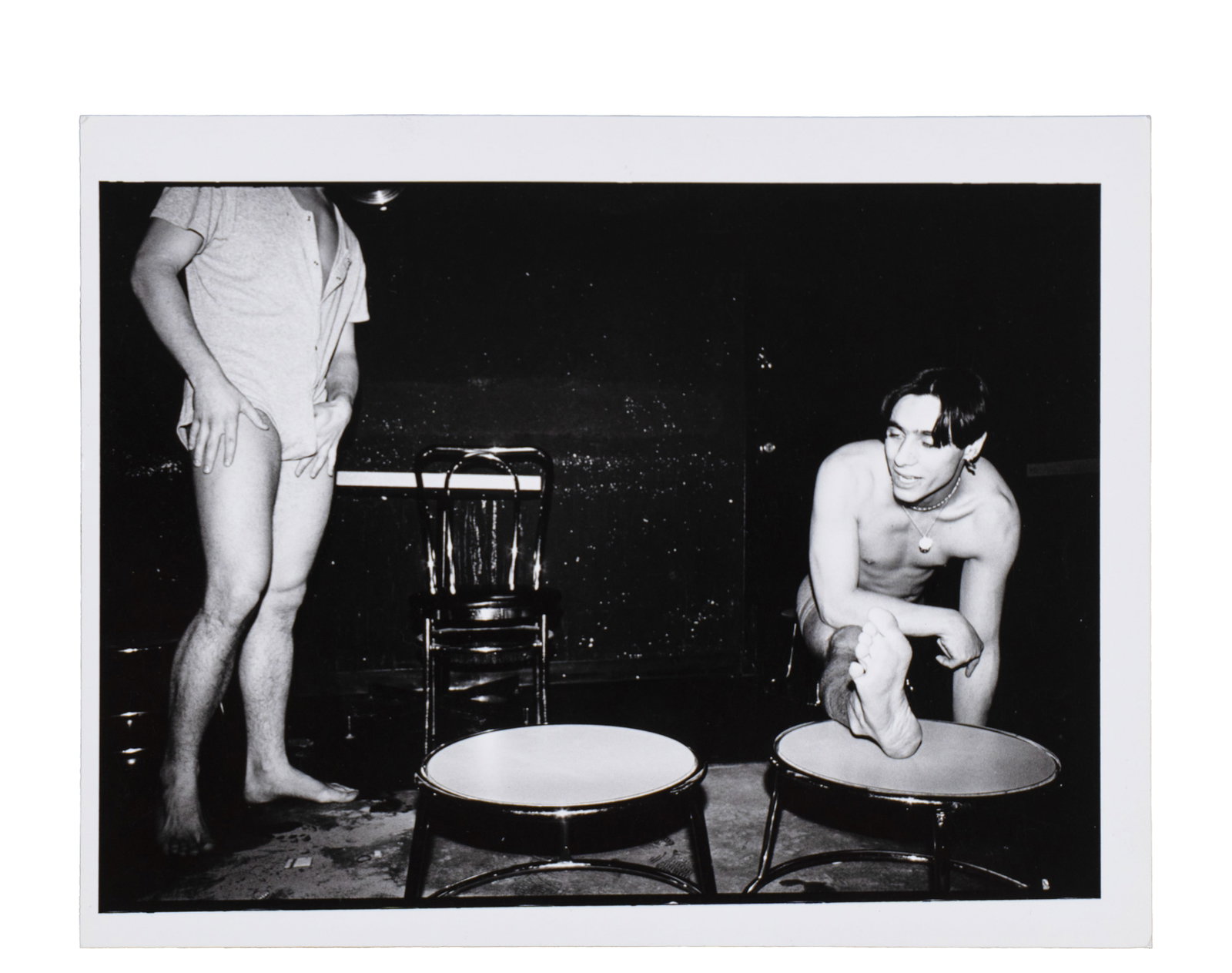 De Niverville, Jules - "Male strippers" - 1990: De Niverville, Jules (XXe) "Male strippers" (1990) Photographie originale, estampée du sceau de l'artiste au dos Dimension: 5" x 6.5" 12 x 16 cm ------------- De Niverville, Jules (XXe) "Male