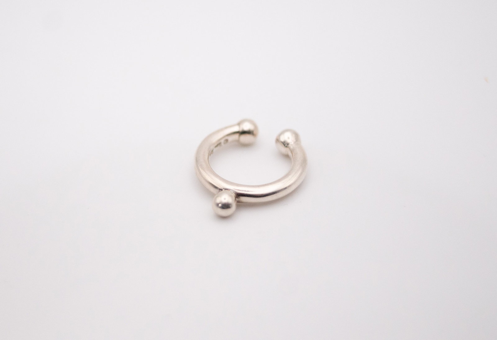 Tiffany & co - Paloma Picasso scarf ring -: Tiffany & co Bague de foulard Paloma Picasso ( ) Bague en argent sterling, un modèle de Paloma Picasso, poinçon à l'intérieur Paloma Picasso, Tifanny & Co et 925. Peut être