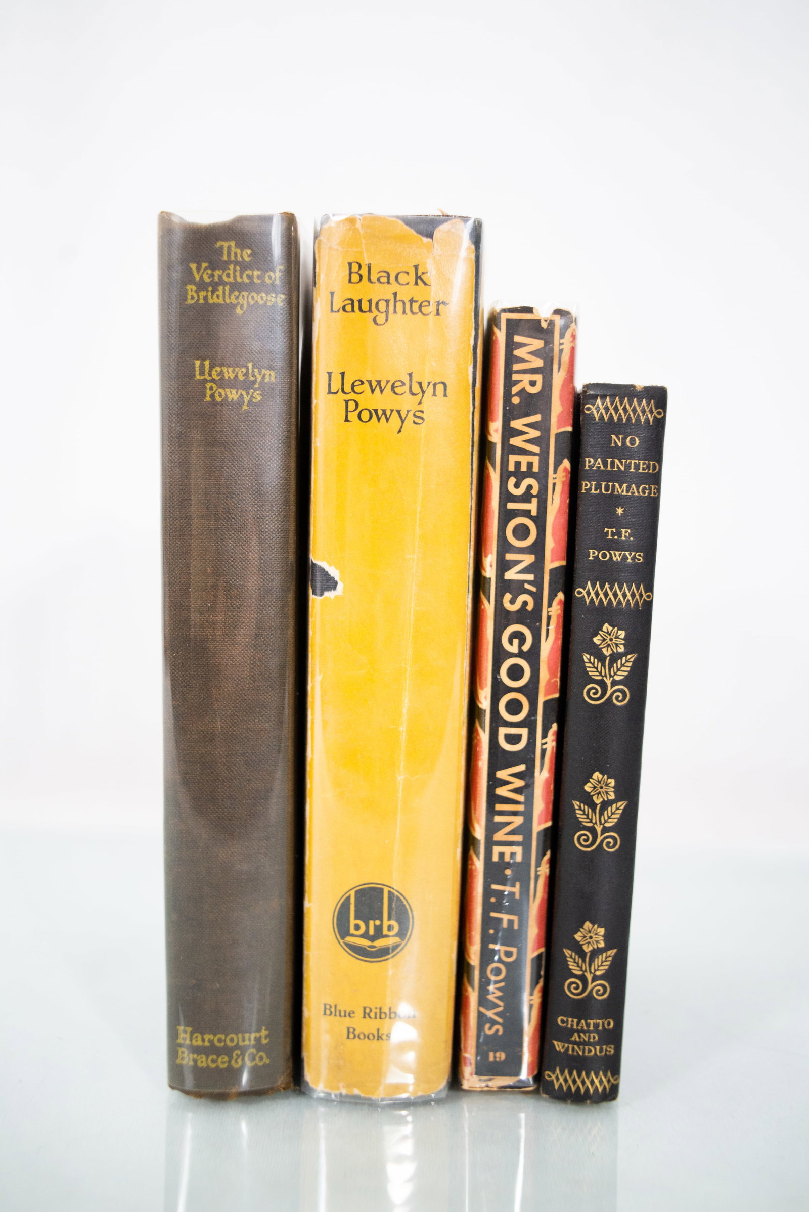Powys, Llewelyn et Théodore Francis (1884-1939 / 1875-1953) - Lot of 4 novels - 1926-1937: Powys, Llewelyn et Théodore Francis (1884-1939 / 1875-1953) États-Unis / USA Lot de 4 romans (1926-1937) Inclut: Powys, llewelyn, The verdict of Bridlegoose, 1ère édition, Harcourt