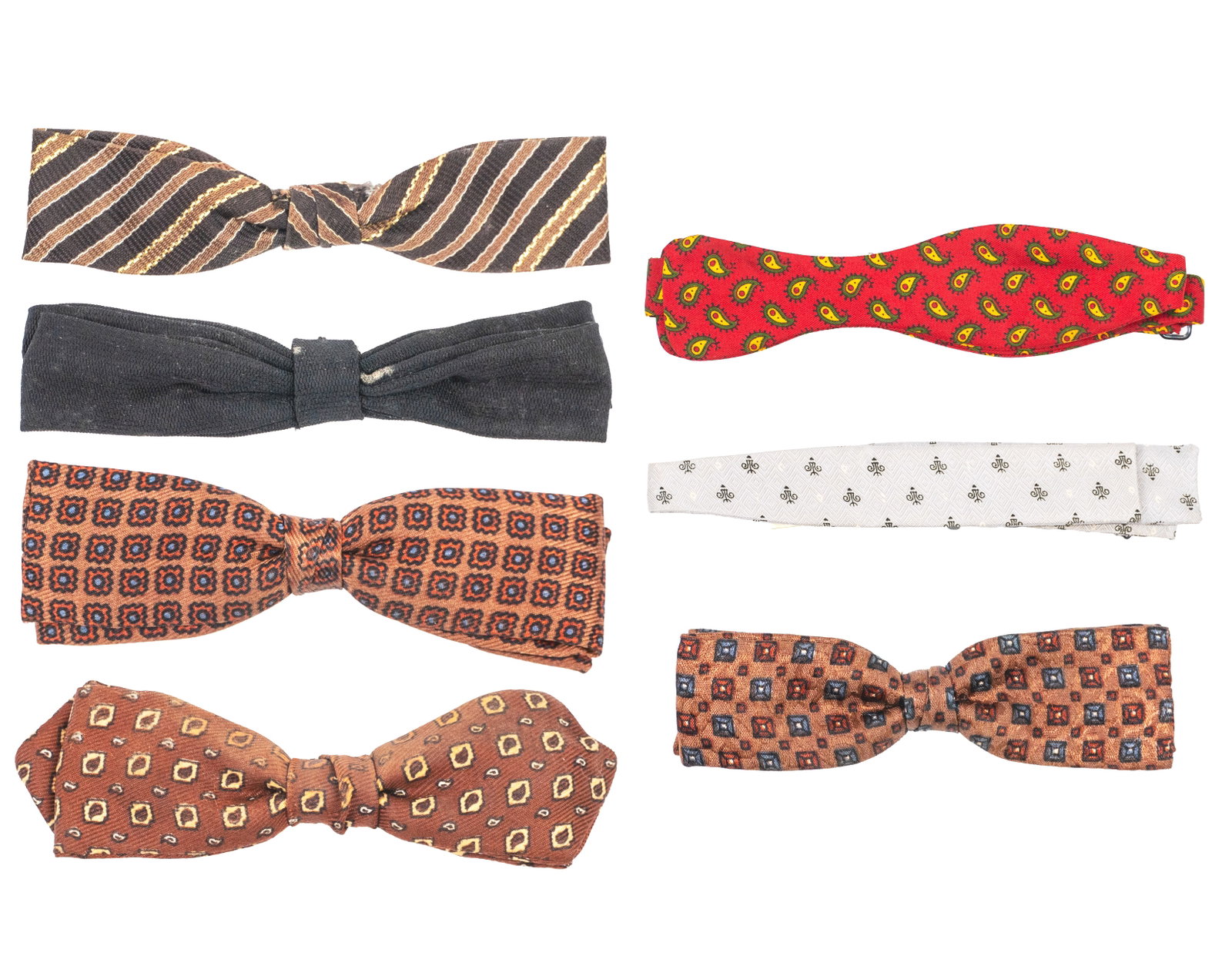 Set of 7 Silk Bow Ties: Lot de 7 Nœuds Papillon en Soie Cet élégant ensemble comprend sept nœuds papillon de qualité supérieure, tous confectionnés en soie pure comme l'indique