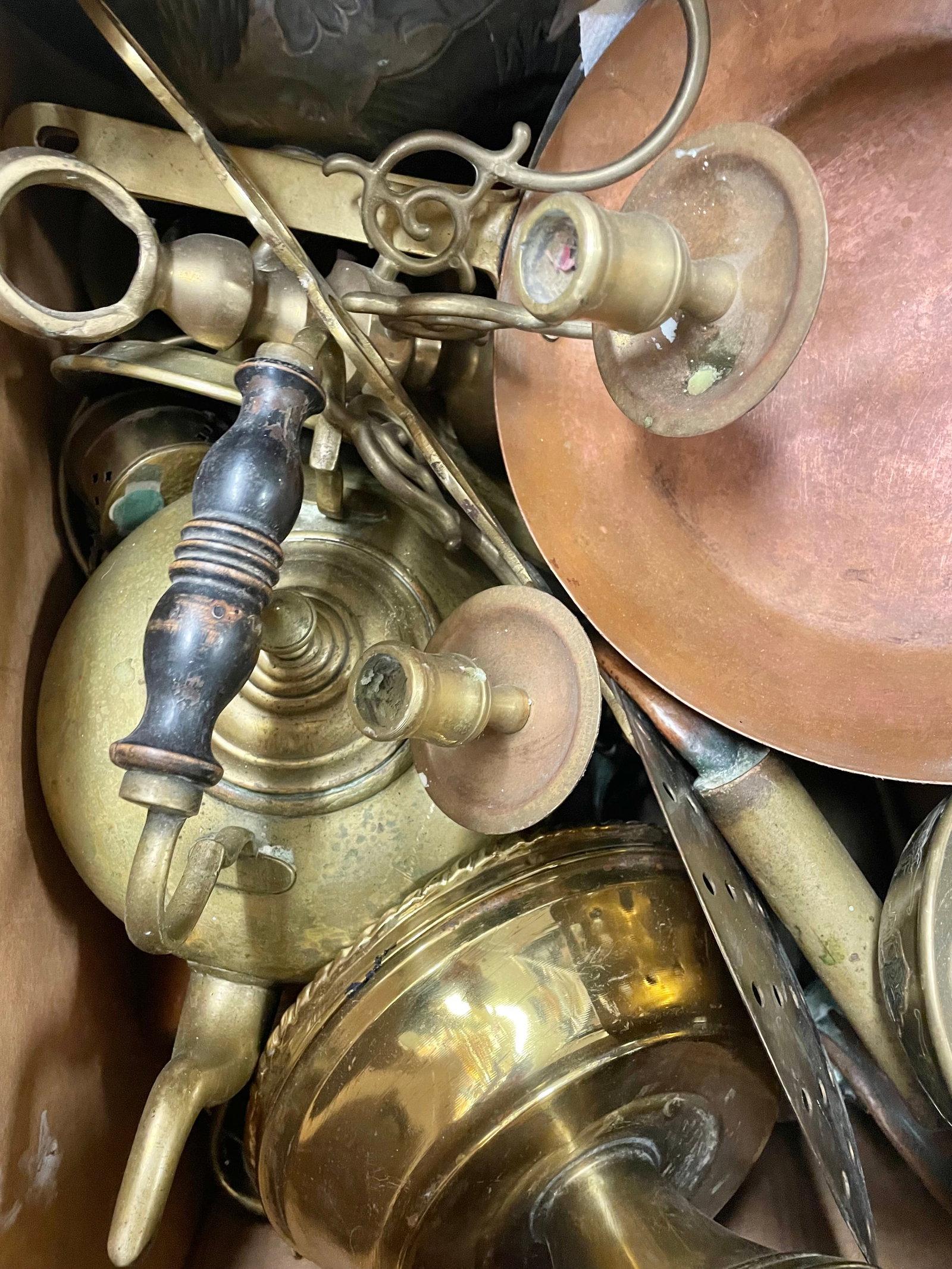 Lot of old brass and copper accessories - XIXe-début XXe: Lot d'accessoires de laiton et cuivre anciens (XIXe-début XXe) Lot varié incluant bouilloires, bougeoir, ustensiles et autres ------------- Lot of old brass and copper accessories (XIXe-d