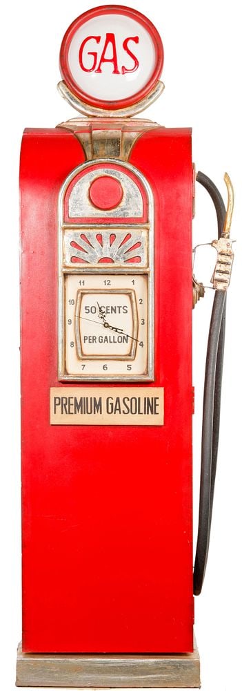 Retro Gas Station Cabinet - XXe: Armoire de station-service rétro (XXe) Meuble de rangement en bois aux finitions rouges et dorées. Pompe à essence en métal et caoutchouc. Enseige GAS à visser en bois. Horlog