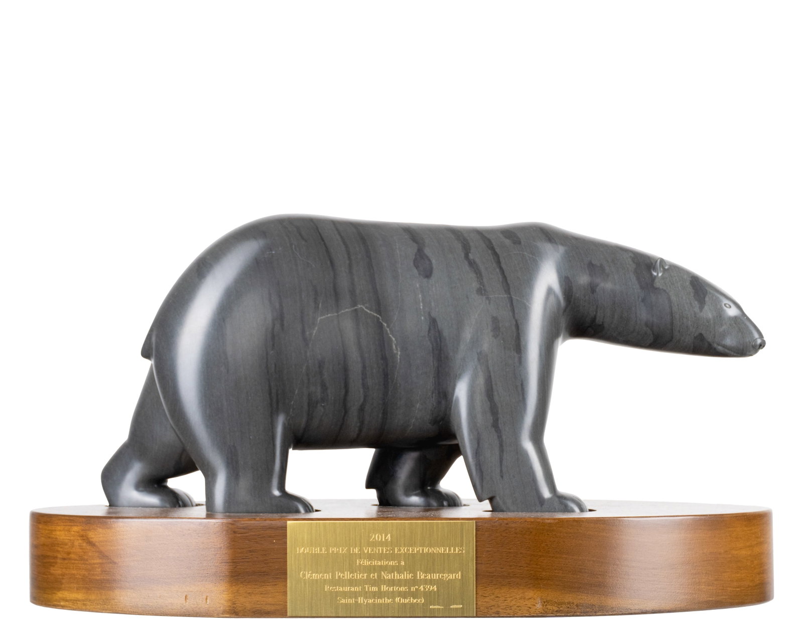 Ippak, Johnassie - Ours - 2015: Ippak, Johnassie (1968-) Ours (2015) Description: Inuk soapstone sculpture on a wooden base, numbered 846007061, certified by the Government of Canada Dimension (PO): 6" H x 14" L x 3,5" D Dimension