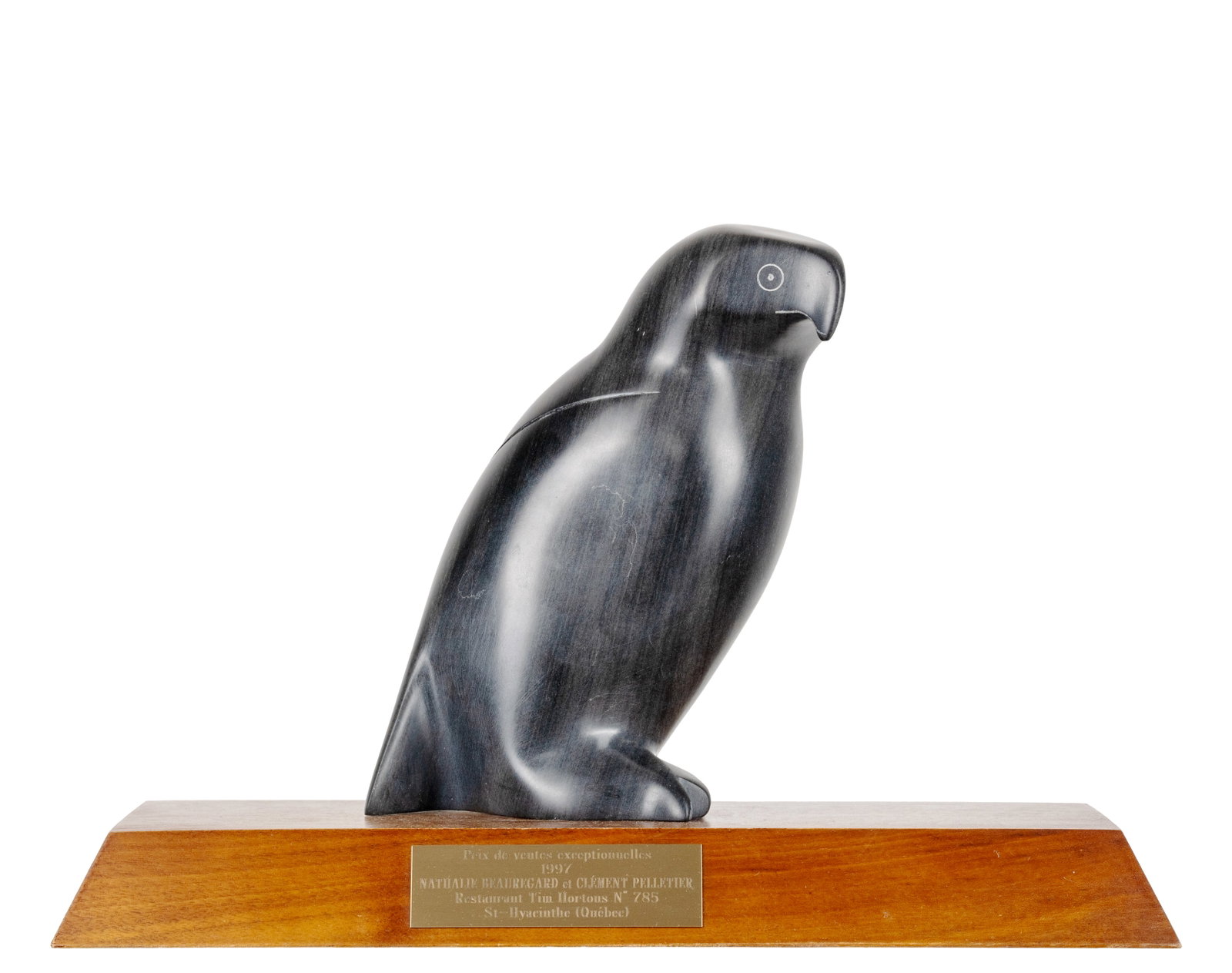 École inuit / Inuit school - Bird: École inuit / Inuit school (XXe-XXIe) Oiseau Sculpture en pierre à savon montée sur base en bois Dimension: 6 1/2'' x 3 3/4'' x 3 1/2'' 16,5 x 9,5 x 8,8 cm Rapport de condition: La