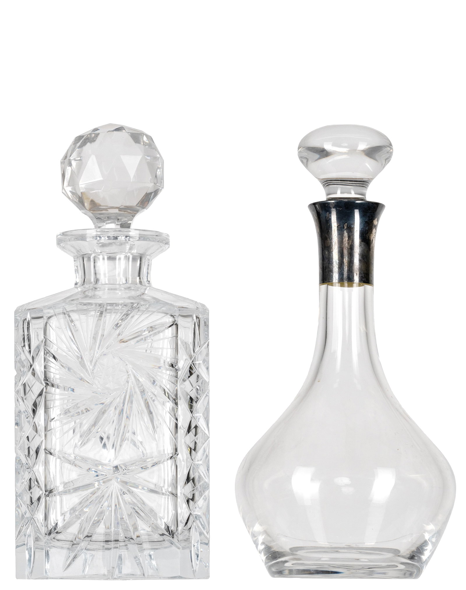 2 crystal decanters: Ensembles de 2 carafes de cristal Sans marques, une au motif pinwheel, l,autre a une pièce de métal au col Dimension: Hauteurs 9 1/2" et 12" Hauteurs 24 cm et 30,5 cm ------------- 2