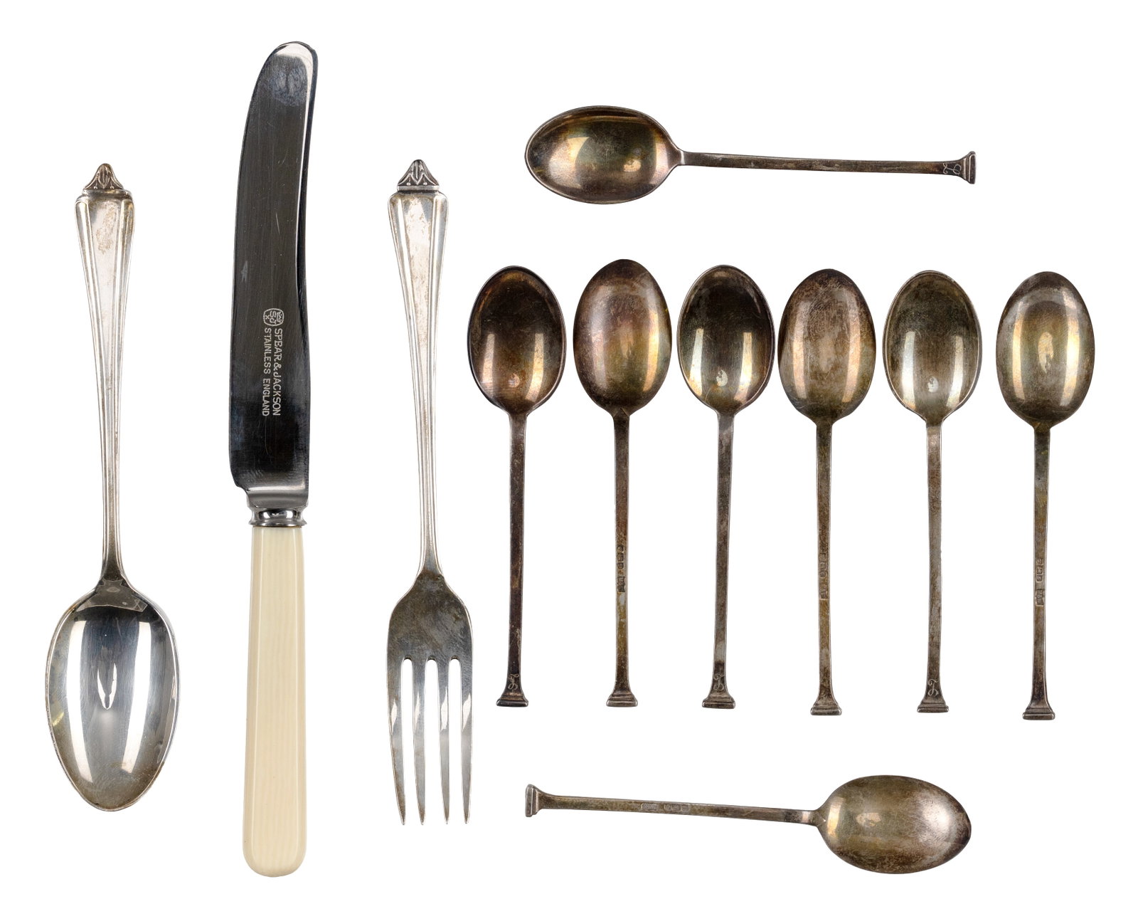 Mappins & Webb, Spear & Jackson - 2 sets of sterling silver utensils - 1911, 1923: Mappins & Webb, Spear & Jackson Angleterre / England 2 sets of sterling silver utensils (1911, 1923) Inclut un coffret de 8 cuillères Mappins & Webb de sheffield de 1911 avec monogramme sur le