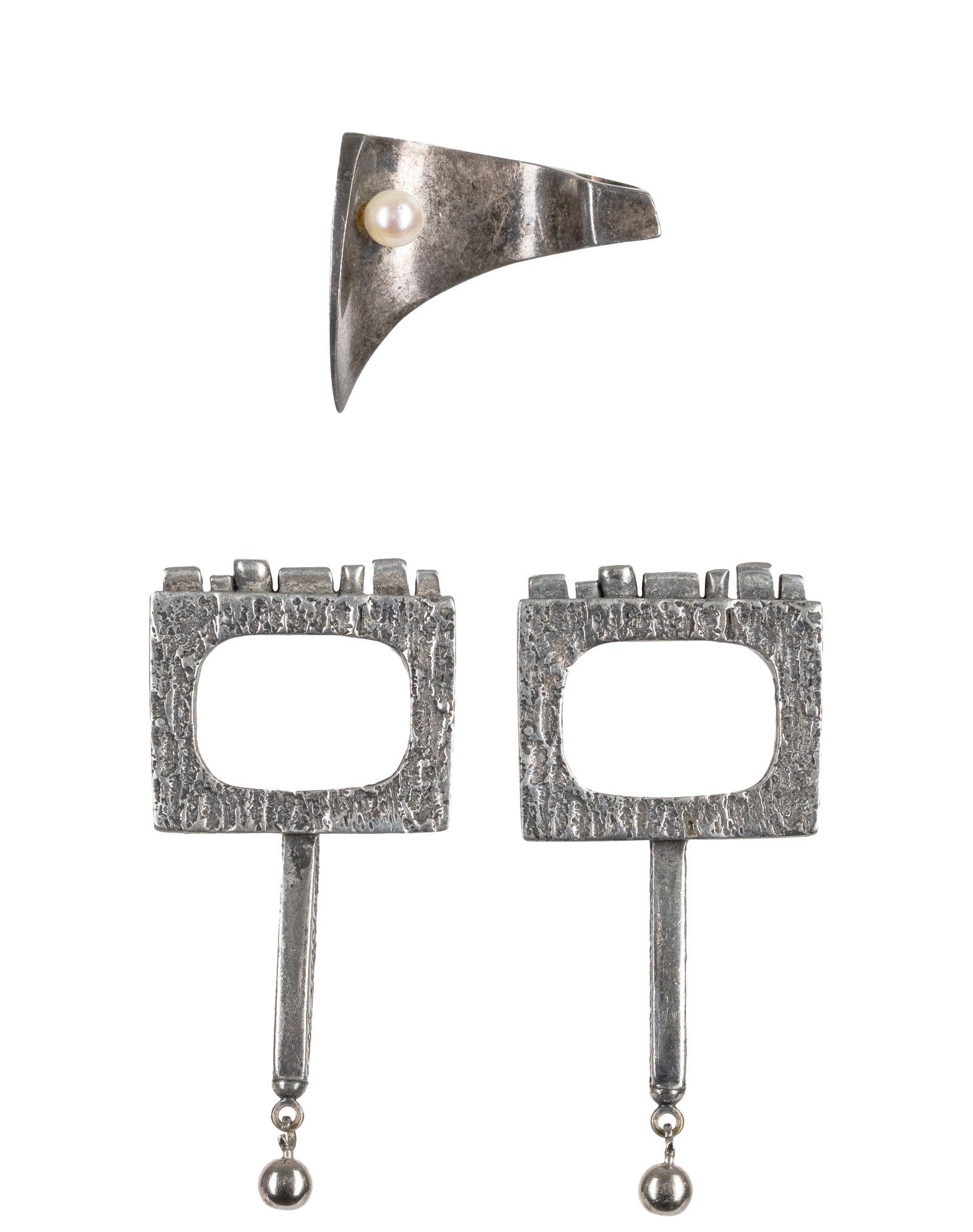 Guy Vidal et artiste inconnu - Silver pendant and brutalist style earrings: Guy Vidal et artiste inconnu (1960-70) Silver pendant and brutalist style earrings Paire de boucles d'oreille inspirées du style brutaliste, chacune gravée de la marque caractéristique