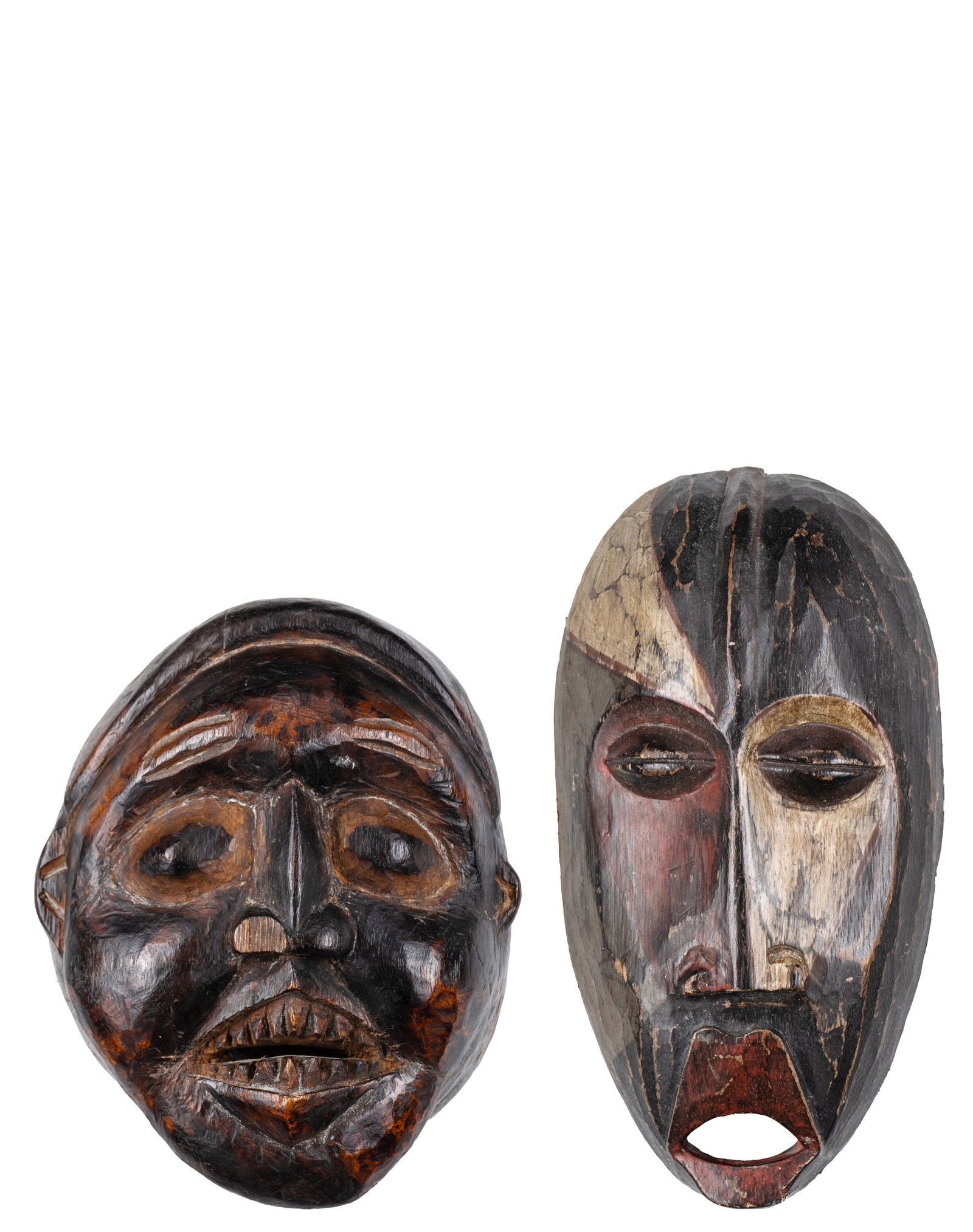 Lot of 2 carved wooden masks: pays d'Afrique/ African countries Lot of 2 carved wooden masks Ensemble de deux masques africains en bois sculptés, l'un présentant des détails polychromes avec des zones peintes en