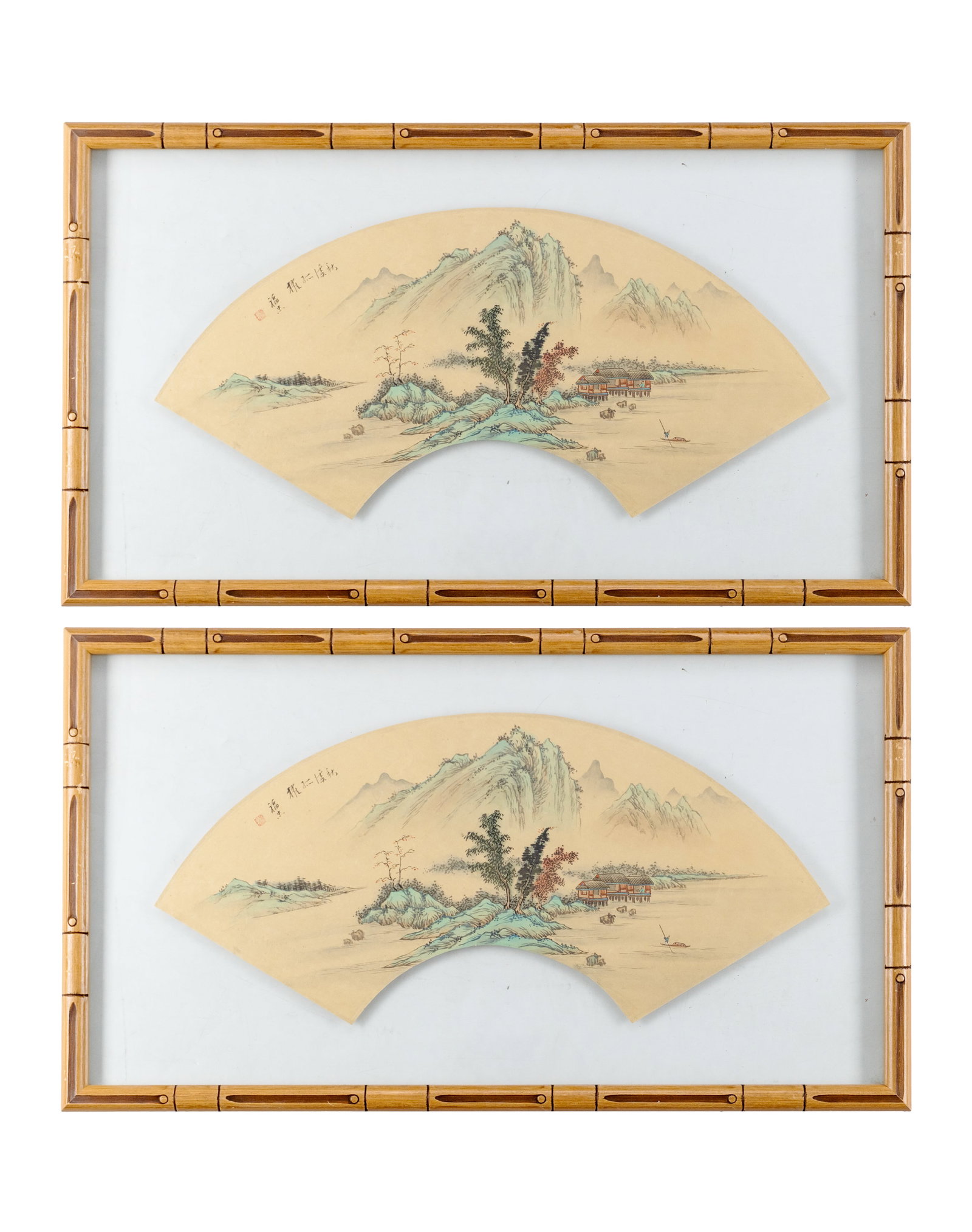 2 fan paintings: Chine \ China 2 fan paintings Peintures sur papier avec signatures calligraphiée.et sceaux Dimension: Peintures 20" x 9", cadres 14 1/2" x 25" Peintures 51 x 23 cm, cadres 37 x 63,5 cm Rapport