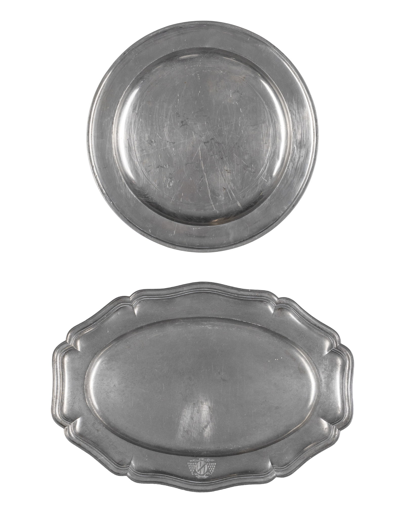 I.B.O., B&P - 2 pewter dishes: I.B.O., B&P Angleterre \ England et autre 2 plats d'étain L'une poinçonnée I B O, l'autre B&P, London Dimension: Diametre 12", 14 1/4" x 10" Diametre 30,5 cm, 36 x 25 cm Rapport de