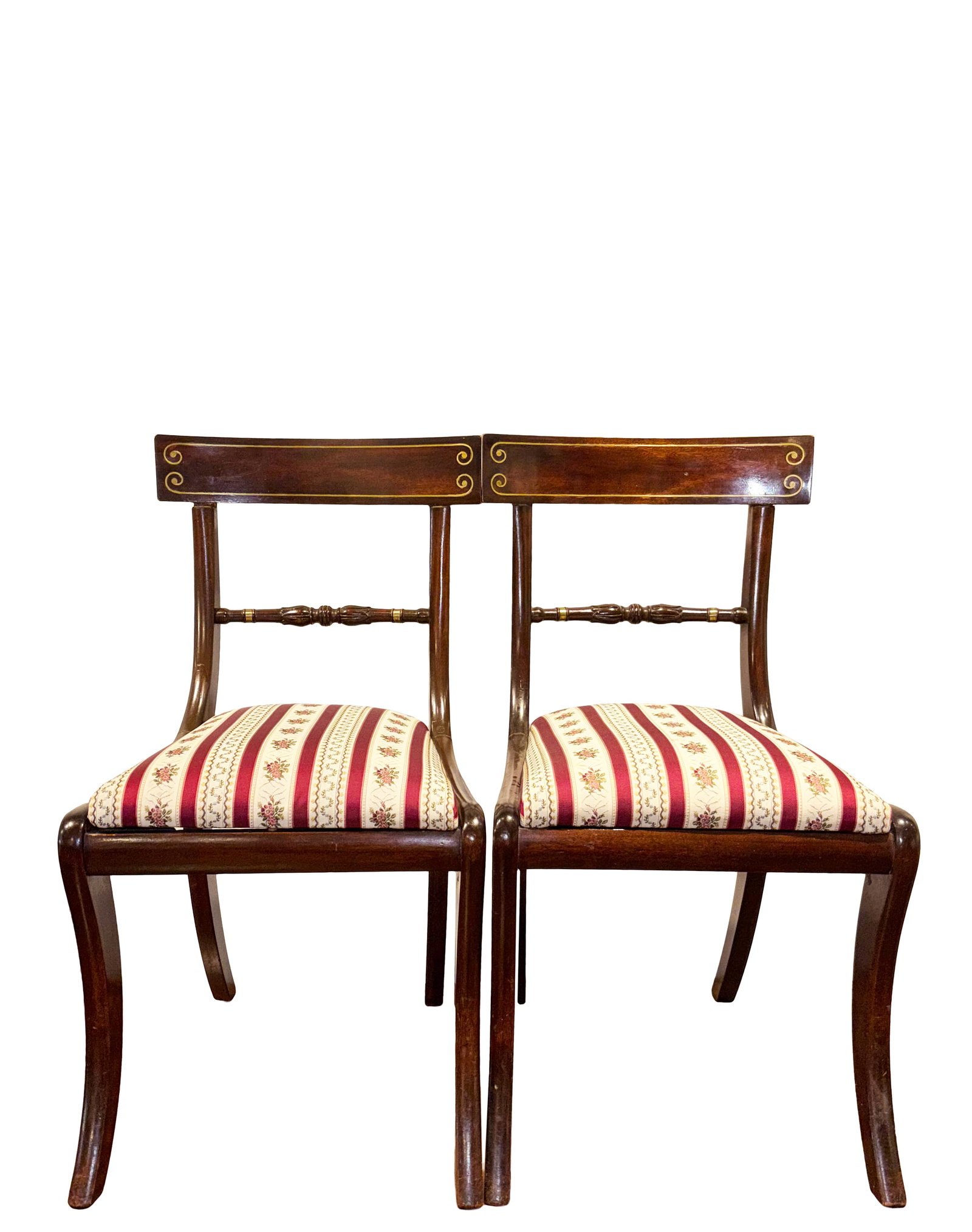 Pair of chairs: Paire de chaises Paire de chaises en acajou de style Regency, datant probablement du XIXe siècle, présentant des dossiers incurvés caractéristiques. Dimension: 33" x 20" 83,8