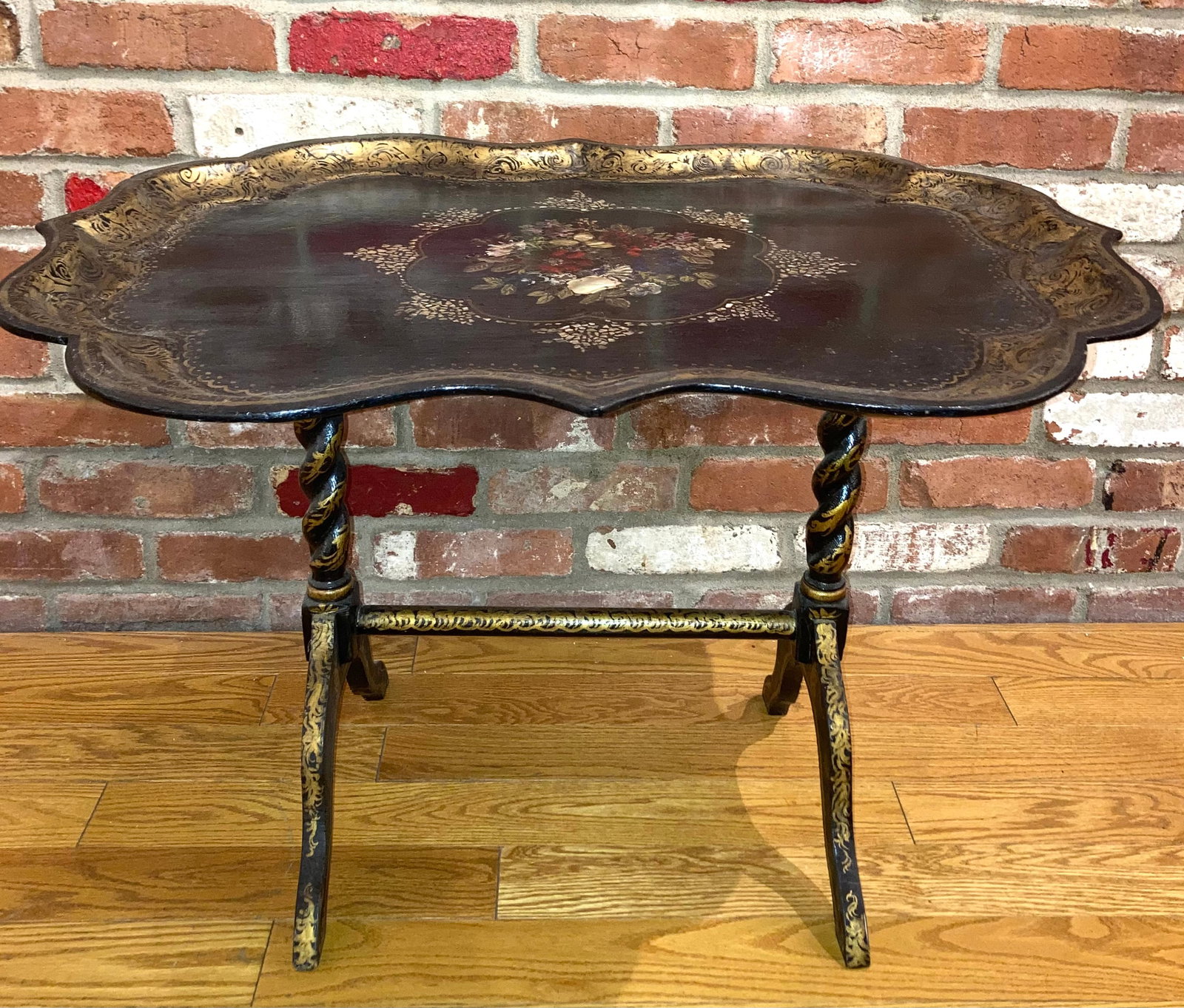 Side table: Table d'appoint Table d'appoint de style victorien avec tableau peint à la main et incrustations de nacre. Plateau amovible. Dimension: 19,25 x 30,5 po 49,5 x 68 cm Rapport de condition: A