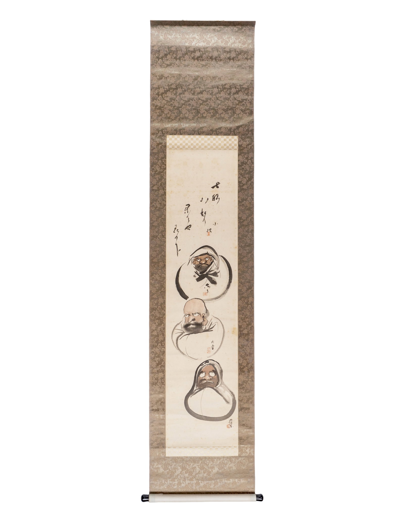 Printed Roll: Chine\China Rouleau imprimé Tissu imprimé de 3 personnages avec idéogrammes Dimension: 75" x 16" 190,5 x 40,6 cm Rapport de condition: Rousseurs ------------- Chine\China Printed Roll