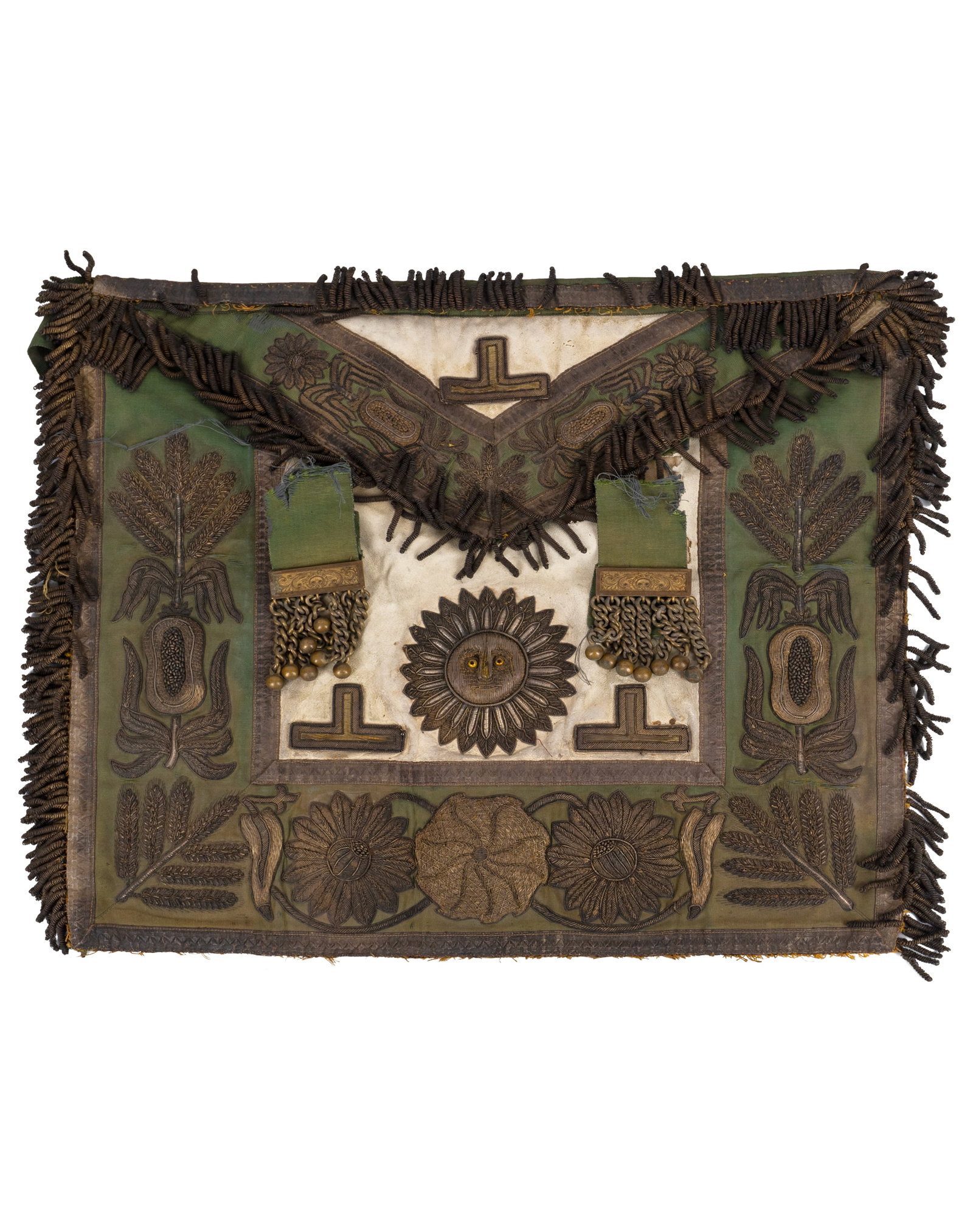 Antique grand master masonic apron - XIXe siècle: Tablier maçonnique ancien de grand maître (XIXe siècle) Fil d'argent avec de nombreux symboles secrets cousus dont un visage solaire, monté sur fond de soie verte et chamois sur ba