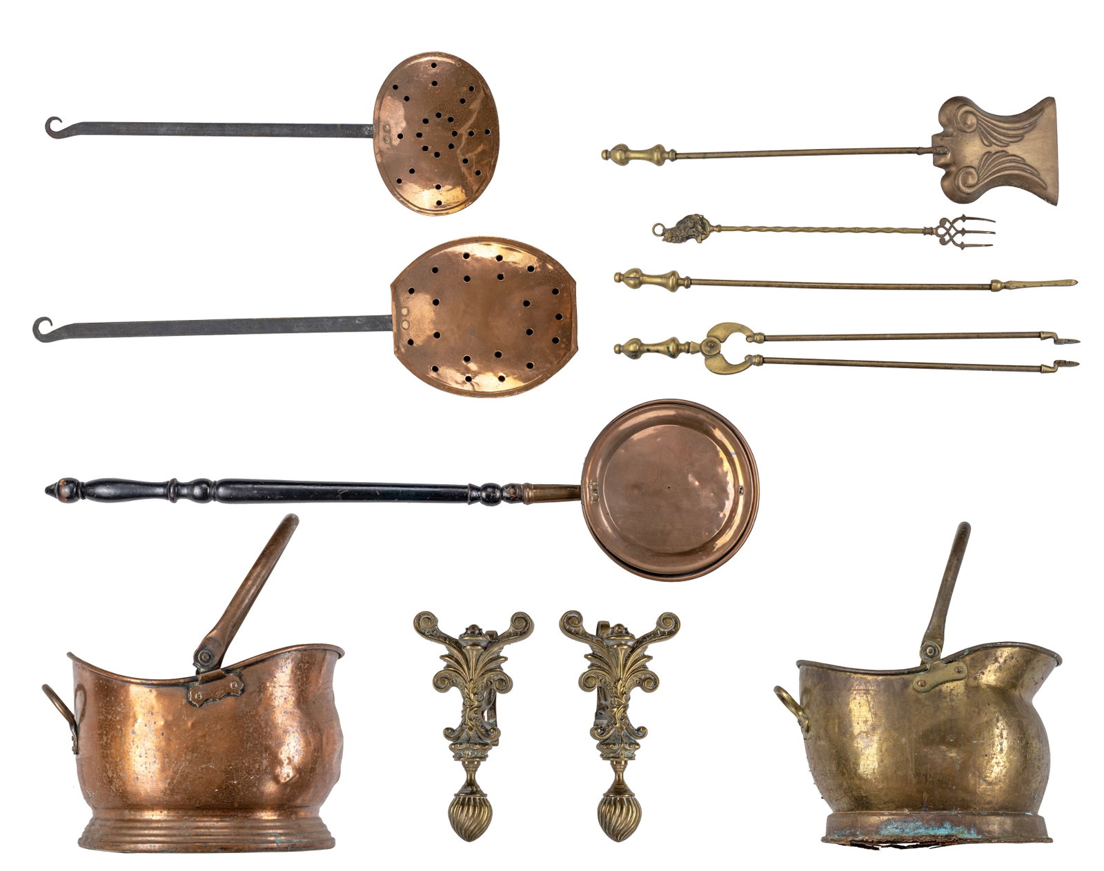 Set of fireplace utility items and vintage bed warmers: Ensemble d'items utilitaires pour foyer et de bassinoires vintage Lot composé d'un ensemble d'outils pour entretenir le foyer (tisonnier, pelle à cendre, pinces à bûches), de 2