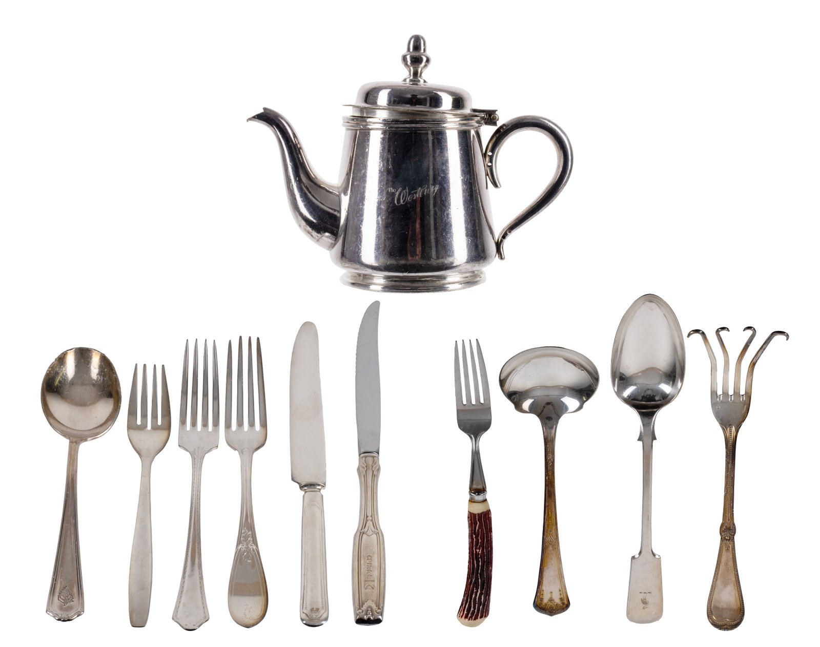 Set of vintage silver plated utensils: Lot d'ustensiles vintage plaqués argent Important lot varié, certaines pièces portent un monogramme souvent un pélican, marques ou poinçons du fabricant Rapport de condition: