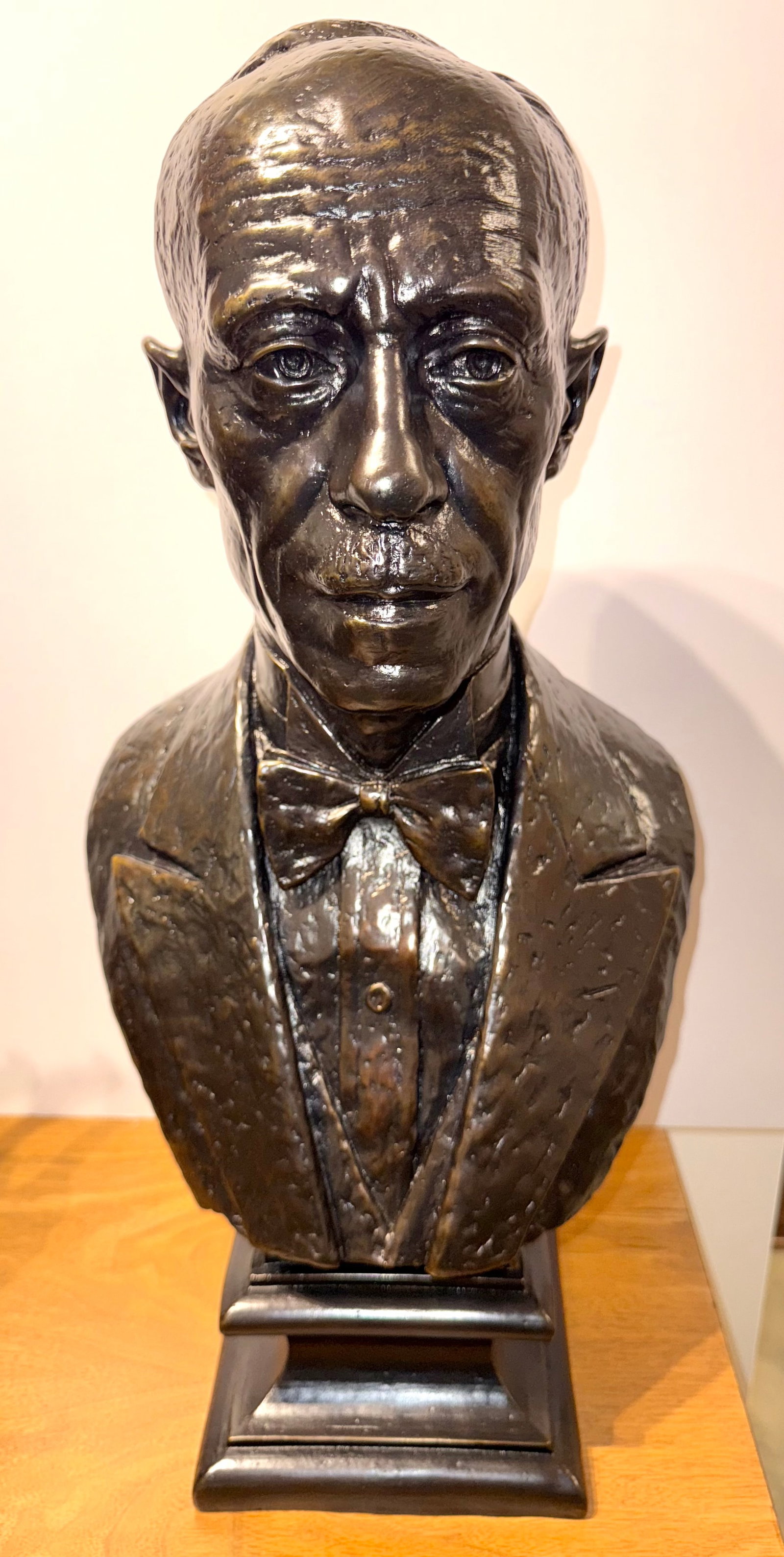 Bruni, Umberto - Buste d'homme - 1940: Bruni, Umberto (1914-2021) Buste d'homme (1940) Description (FR): Bronze signé et daté au dos Description (EN): Bronze signed and dated on the back Dimension (PO): 55.9 x 27.9 x 22.9 cm