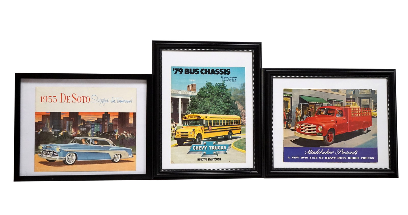Old car frameworks (lot of 3): Encadrements de voiture ancienne (lot de 3) Mesure 12.5 x 15.5. 1949 Studebaker, 1955 DeSoto, 1979 Bus Chassis Rapport de condition: Bonne condition ------------- Old car frameworks (lot of 3) Mesure