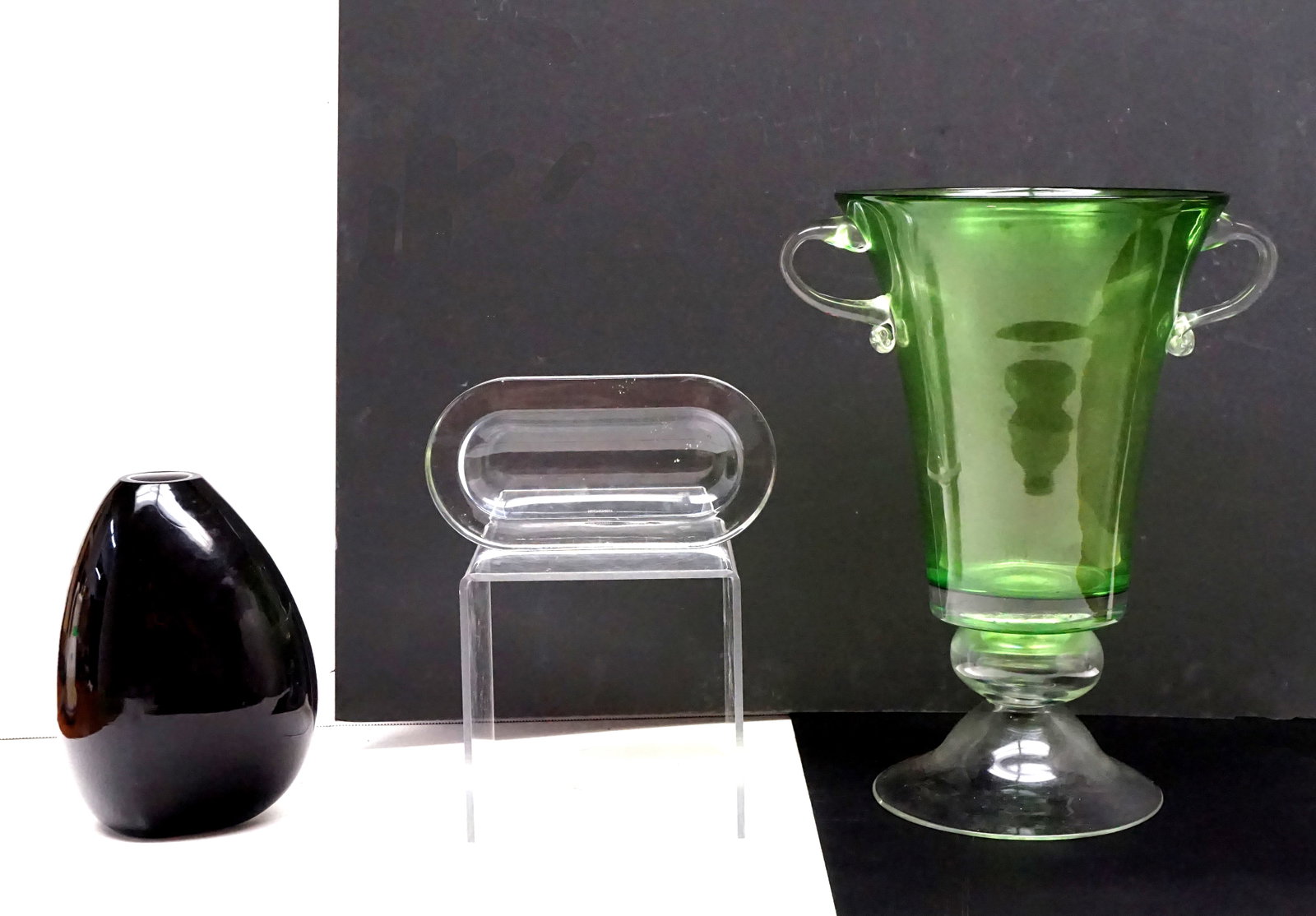 3 vintage glass piece: 3 pieces en verre vintage 3 pieces en verre, 2 vases et un recipient Ovale signé Nachtmann Rapport de condition: Bonne condition ------------- 3 vintage glass piece 3 glass pieces 2 vases and an