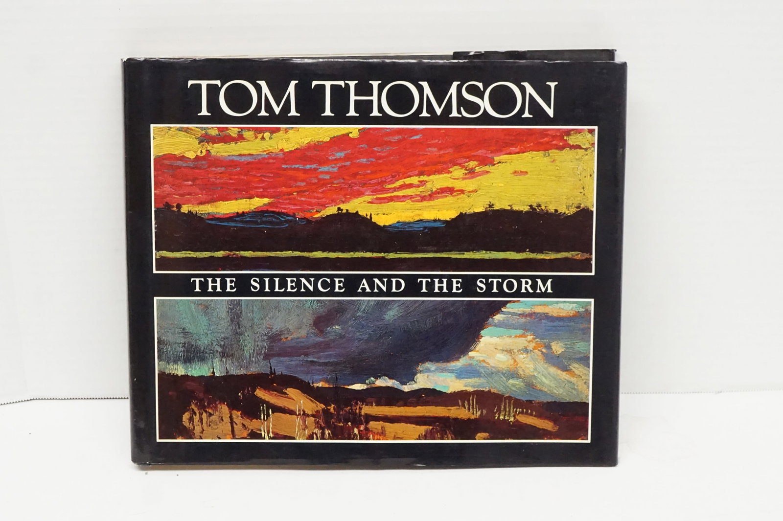 Tom Thomson - the silkence and the storm rare book signed: Tom Thomson - the silence and storm, livre rare signé Centenaire de sa naissance, 240 pages (177) peintures en couleurs Dimension: 13" x 11" 33 x 28 cm Rapport de condition: Bonne condition