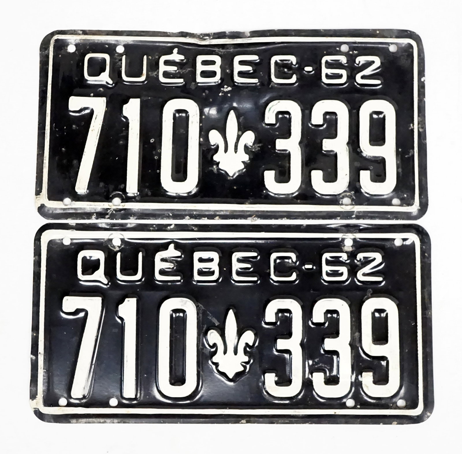 1962 license plate pair #710-339: 1962 paire de plaques d'auto #710-339 du Québec en aluminium Rapport de condition: bonne état ------------- 1962 license plate pair #710-339 From Quebec in Aluminium Condition Report: