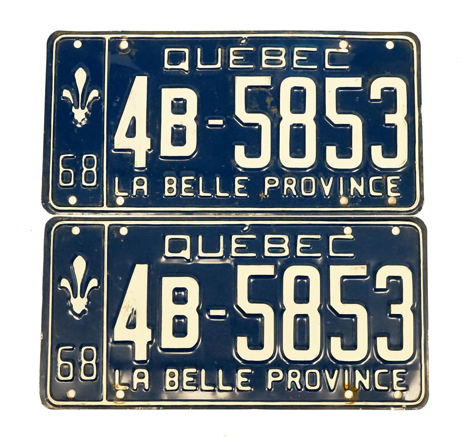 1968 license plate pair #4B-5853: 1968 paire de plaques d'auto #4B-5853 du Québec en aluminium Rapport de condition: Bonne état ------------- 1968 license plate pair #4B-5853 From Quebec in Aluminium Condition Report: good
