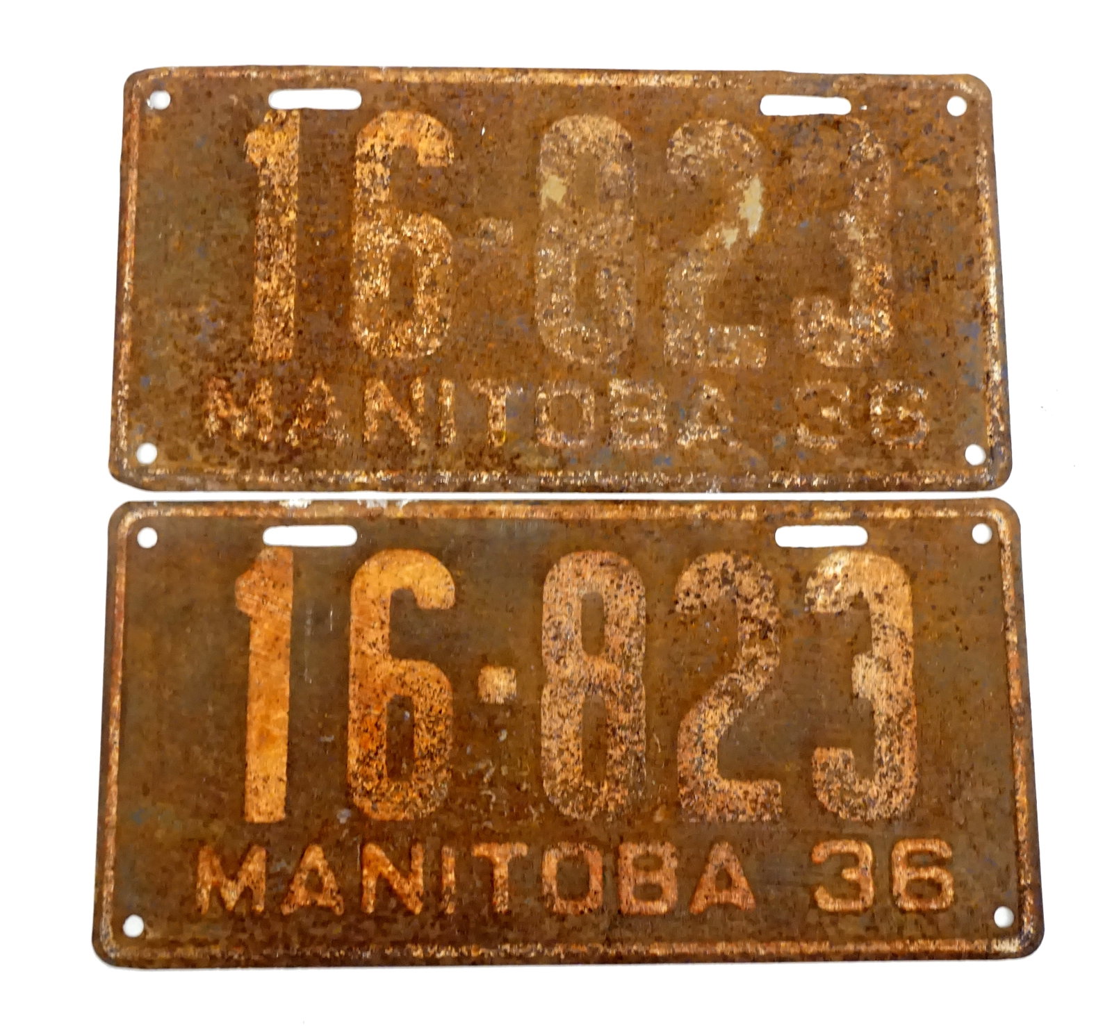 1936 Manitoba license plate: Plaques d'auto Manitoba 1936 Paire de plaque en métal en bonne état mais rouillée Rapport de condition: Rouillé ------------- 1936 Manitoba license plate License plate pair in