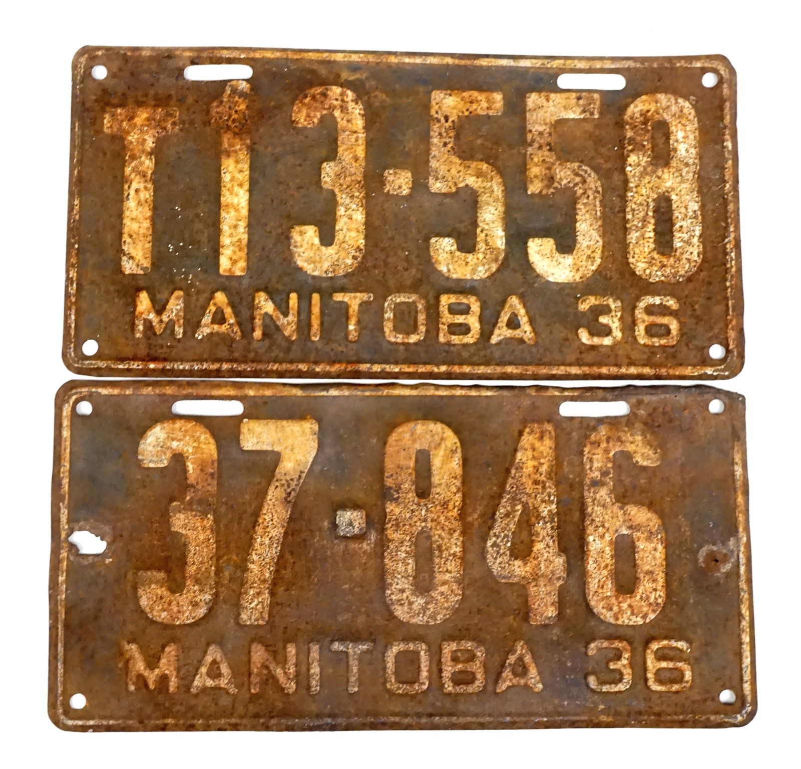 2 x 1936 Manitoba license plates: 2x Plaques D'autos du Manitoba 1936 Une des plaque a un trou a gauche. Plaques rouillées Rapport de condition: rouillées ------------- 2 x 1936 Manitoba license plates one of the plate has