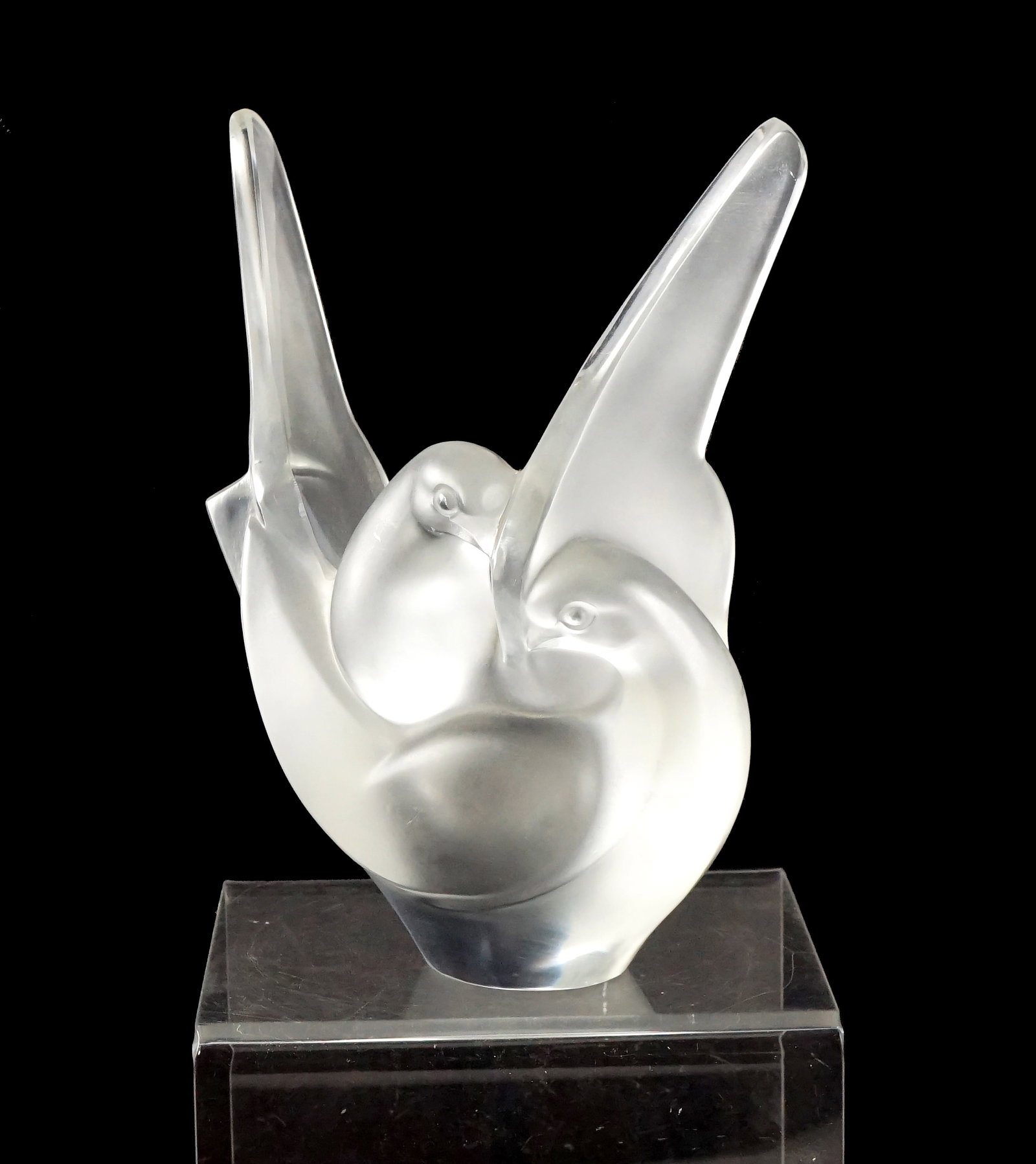 Doves Vase: Vase a Colombes Fait de crystal (Lalique non signé) avec petite breche Rapport de condition: petite breche ------------- Doves Vase Made of crystal (Lalique unsigned) with small chip Condi