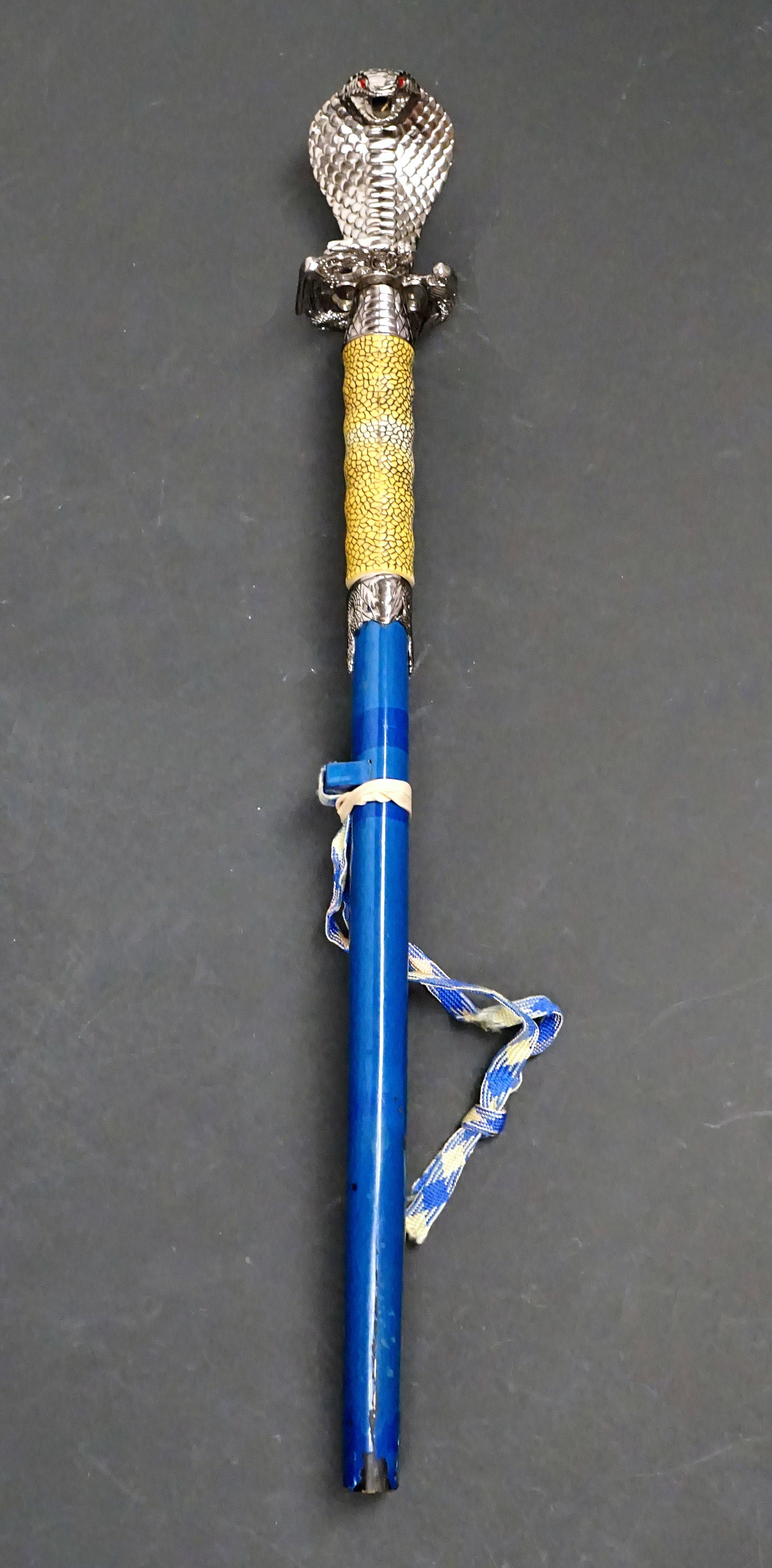 24-inch katana with metal cobra head pommel.: Katana 24 pouce avec pommeau tête de cobra en métal Lame en acier, un peu coupante. Fourreau en bois laqué bleu ornement en métal à l extrémité. Dimension: 24" x 3"