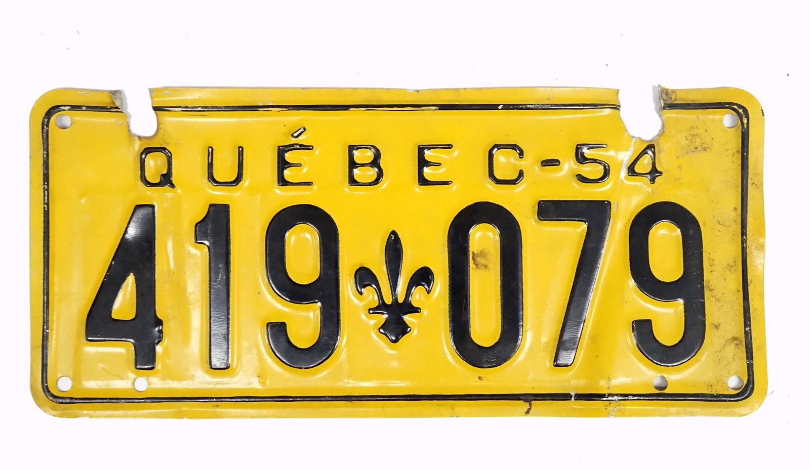 1954 license plate #419-079: 1954 plaque auto #419-079 du Québec en aluminium Rapport de condition: dechirure dans le haut de la plaque et courbée a 2 endroits ------------- 1954 license plate #419-079 From Quebec in