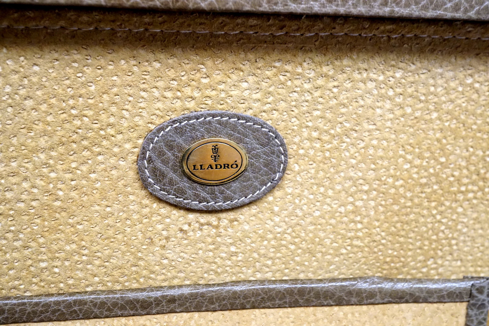 Small Lladro suitcase - 4