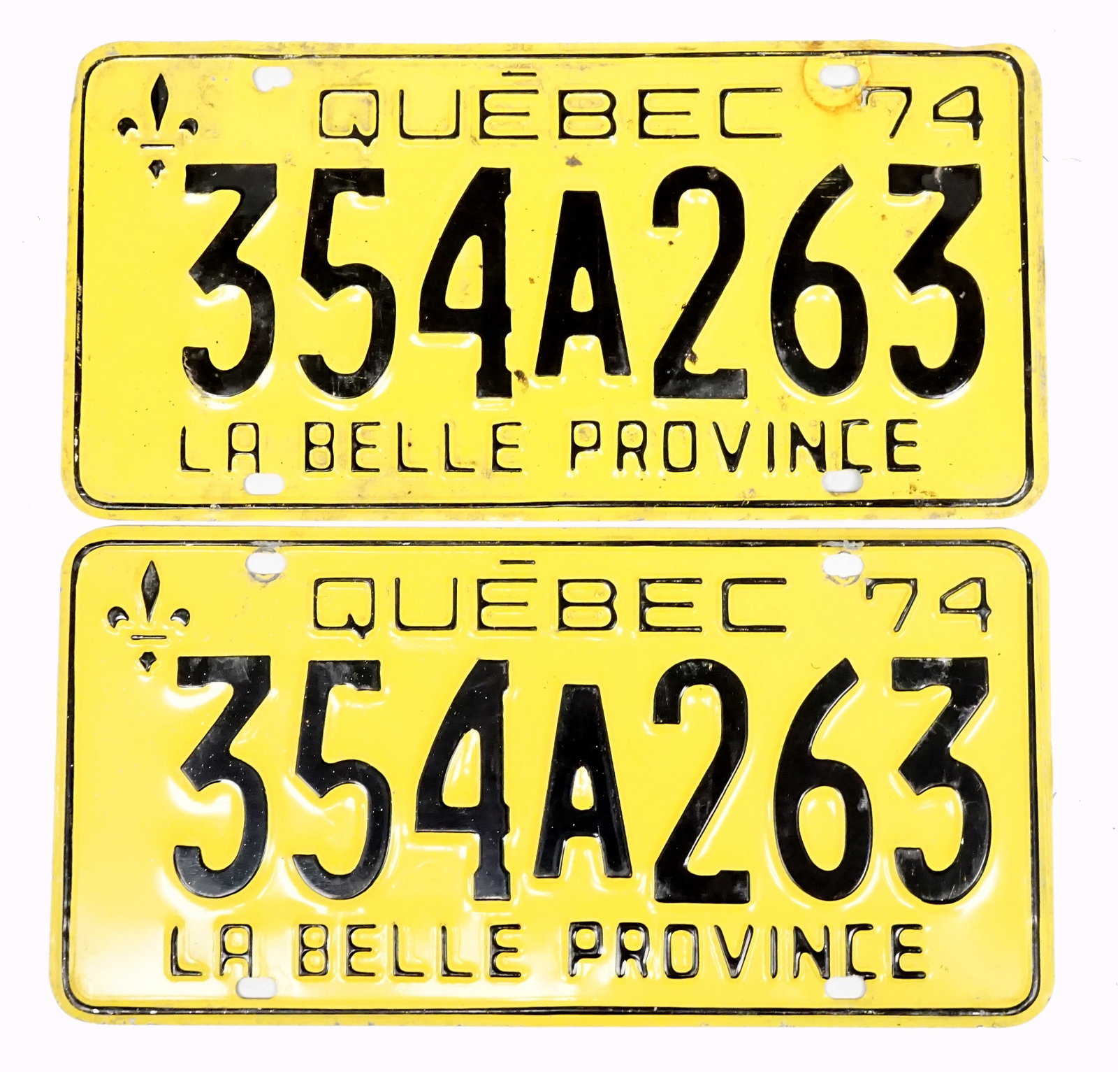 1974 license plate pair #354A263: 1974 paire de plaques d'auto #354A263 du Québec en aluminium Rapport de condition: bonne état ------------- 1974 license plate pair #354A263 From Quebec in Aluminium Condition Report: