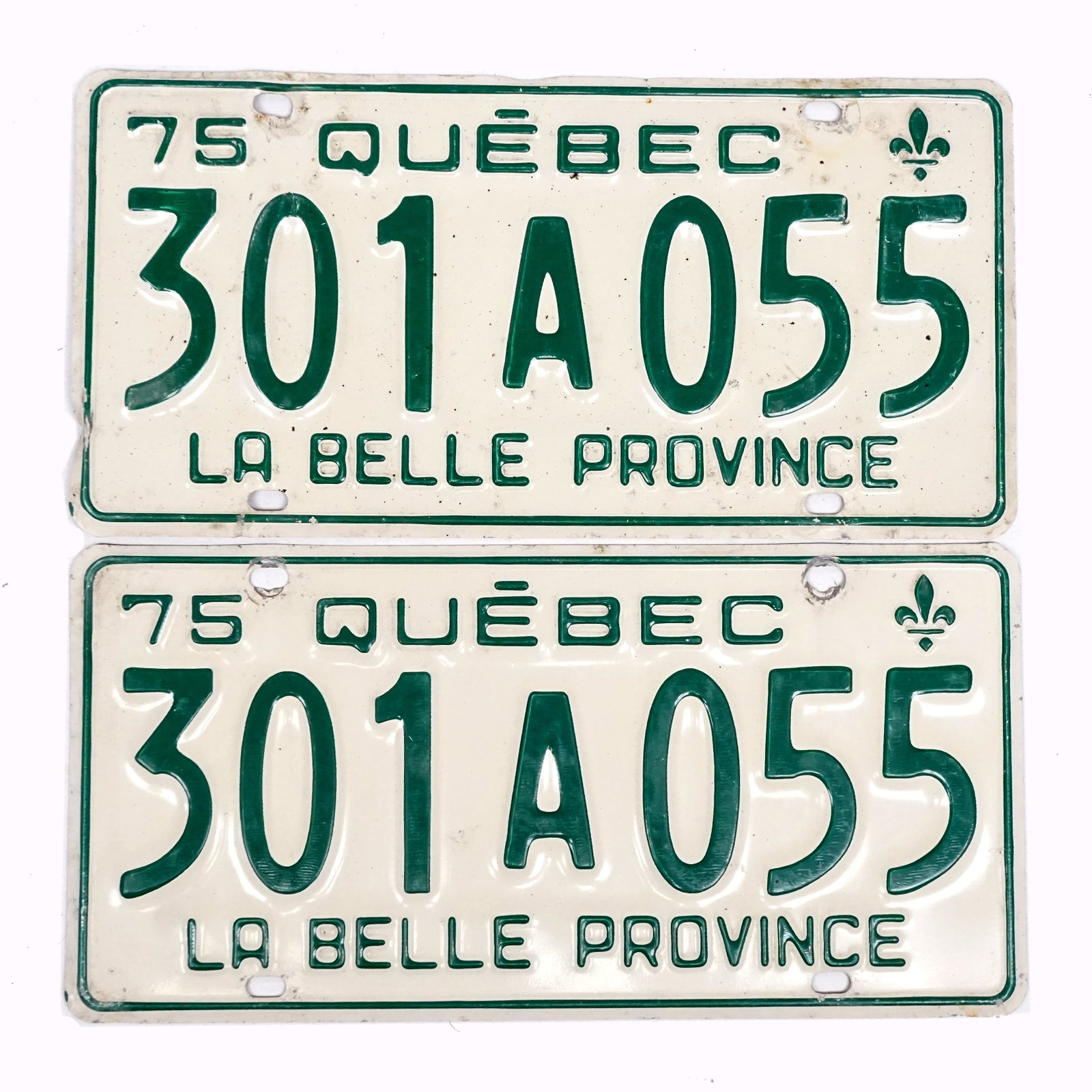 1975 license plate pair #301A055: 1975 paire de plaques d'auto #301A055 du Québec en aluminium Rapport de condition: Bonne état ------------- 1975 license plate pair #301A055 From Quebec in Aluminium Condition Report:
