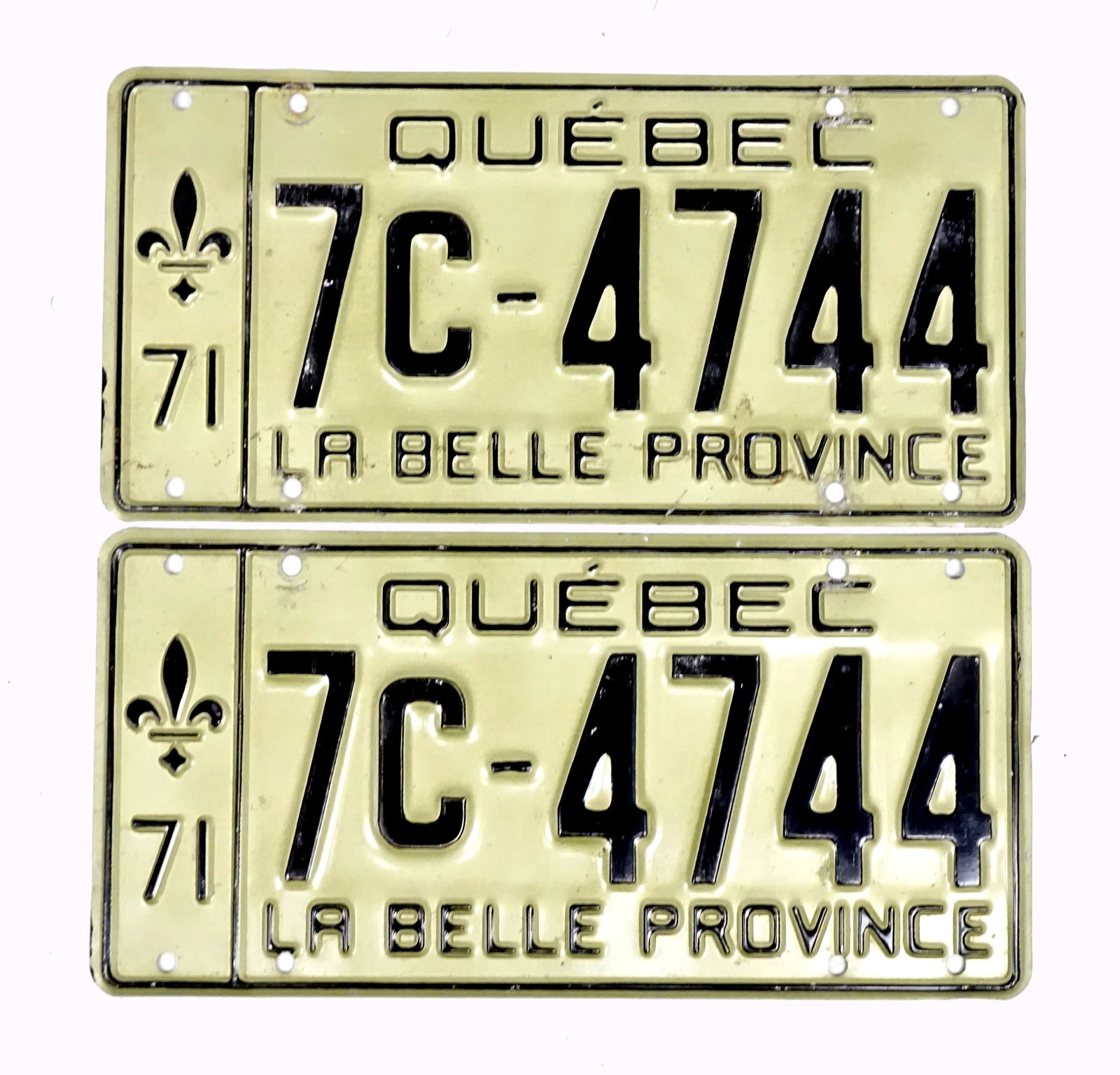 1971 license plate pair #7C-4744: 1971 paire de plaques d'auto #7C-4744 du Québec en aluminium Rapport de condition: Bonne état ------------- 1971 license plate pair #7C-4744 From Quebec in Aluminium Condition Report: good