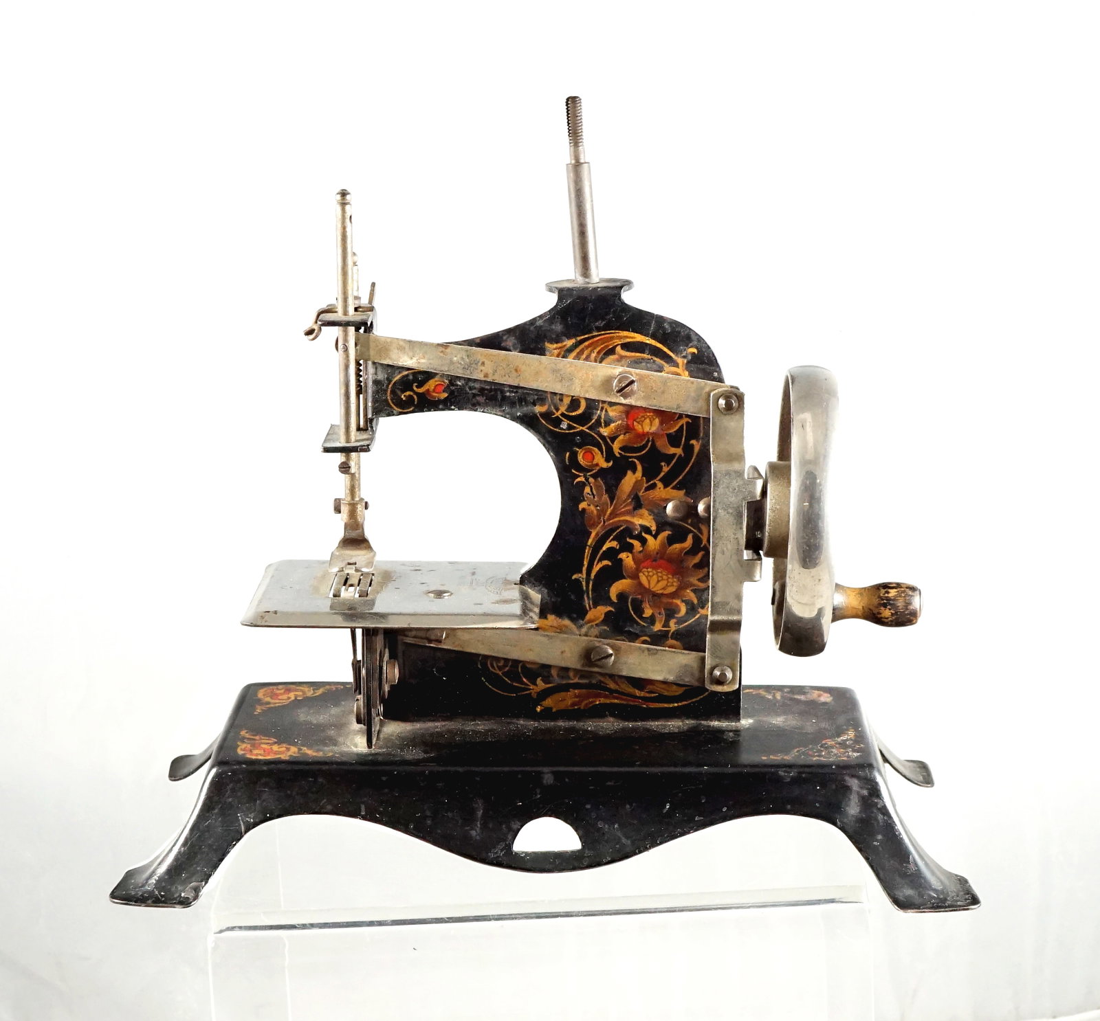 Toy Sewing machine: Machine a coudre jouet Fait en Allemagne en métal avec appliquées de couleur, manque une aiguille fonctionne bien. Mesure:8 x 4 pouces Rapport de condition: good condition ------------- Toy