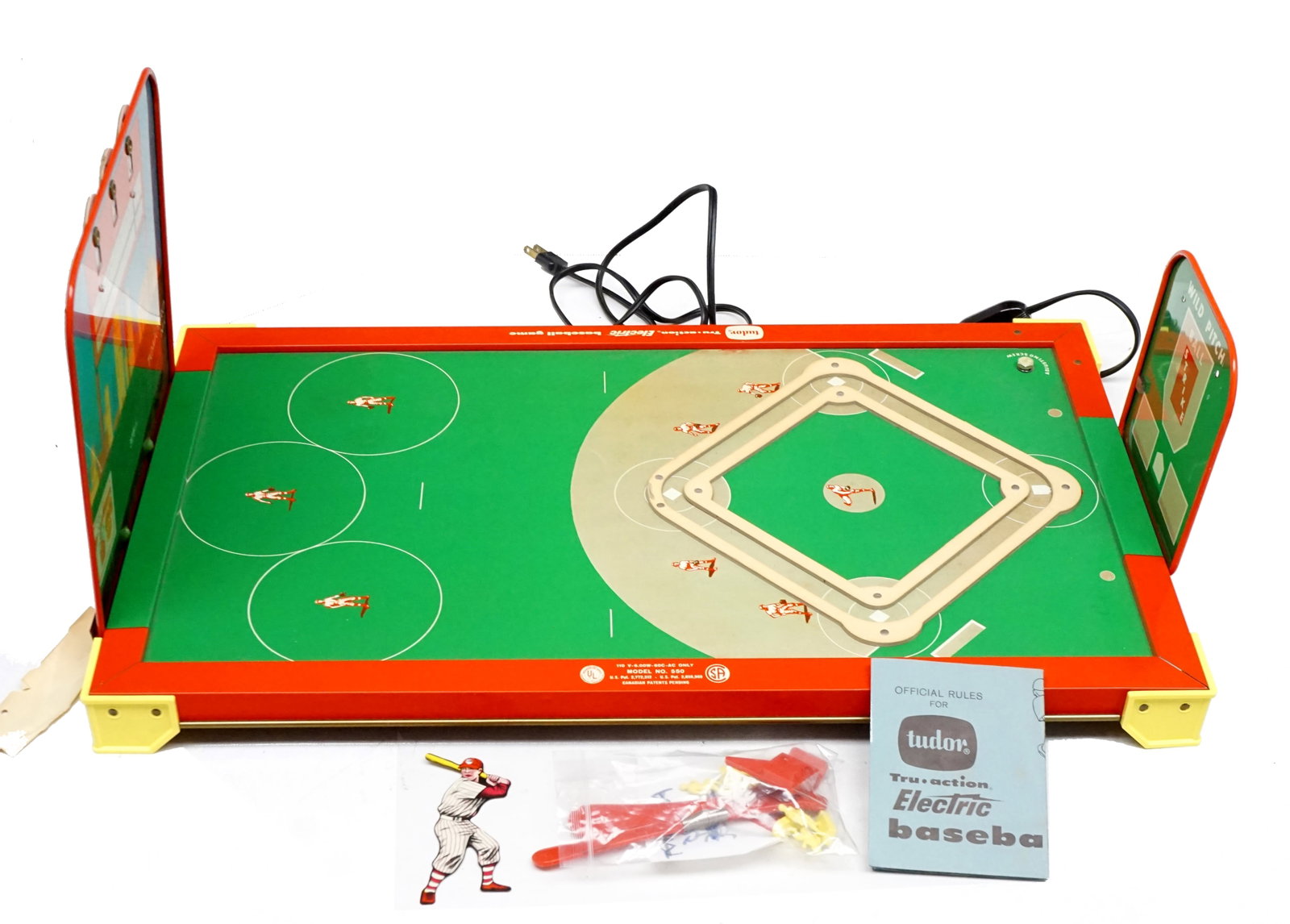 Tudor toy - Electric baseball game: Tudor toy Jeu de baseball électrique fonctionne sur courant 110 volts, non-testé complet avec instructions et boite original Rapport de condition: Complet ------------- Tudor toy Electric