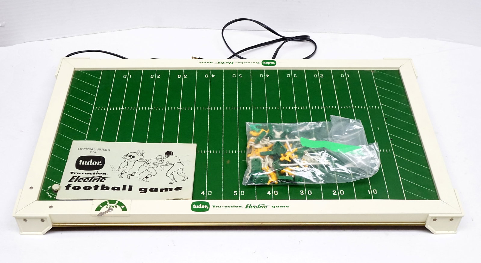 Tudor Toy - Electric football game: Tudor Toy Jeu de football electrique fonctionne dur courant 110 volts, non-testé, pieces manquantes et/ou brisées, vient avec boite original et instructions Rapport de condition: certaine