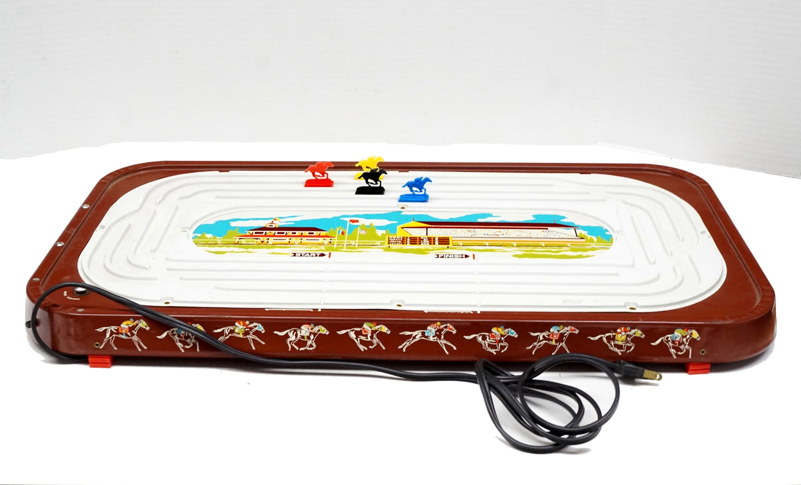 Eagles Toy - Electric horse racing track: Eagles Toy Piste de course de chevaux Electrique fonctionne sur courant 110 volts, testée et fonctionnelle Rapport de condition: complete et bonne condition ------------- Eagles Toy Electric