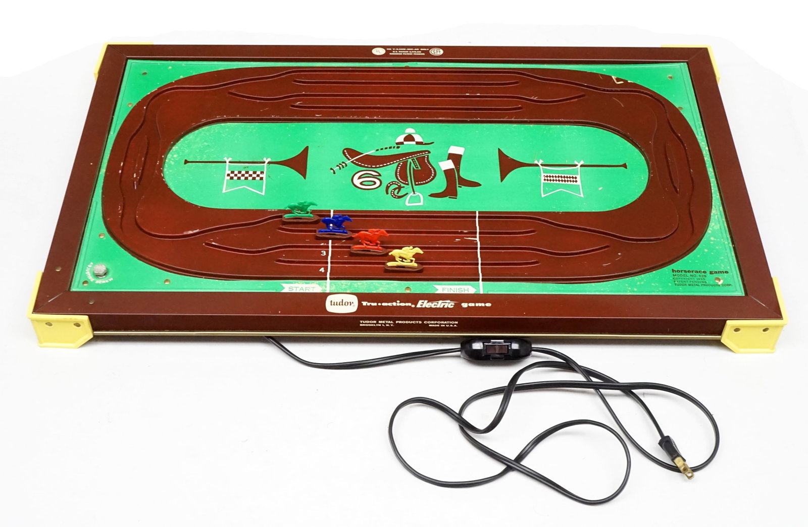 Tudor Toy - Electric horse race game: Tudor Toy Jeu de courses de chevaux électriques fonctionne sur courant 110volts, non-testé 4 cheval sur 5, avec boite original Rapport de condition: manque 1 cheval ------------- Tudor Toy
