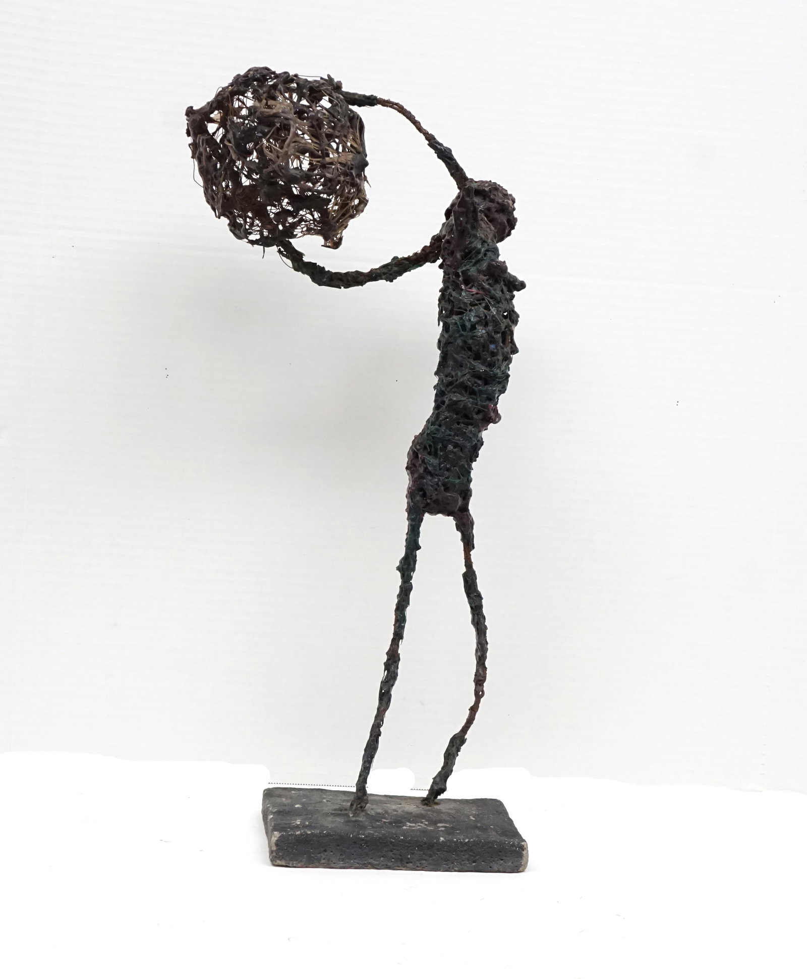 Metal Asbtract Sculpture: Sculpture Abstraite en métal Fait de métal et mesurant 24 pouces de haut Rapport de condition: Good condition ------------- Metal Asbtract Sculpture Made of Metal and measuring 24 inches