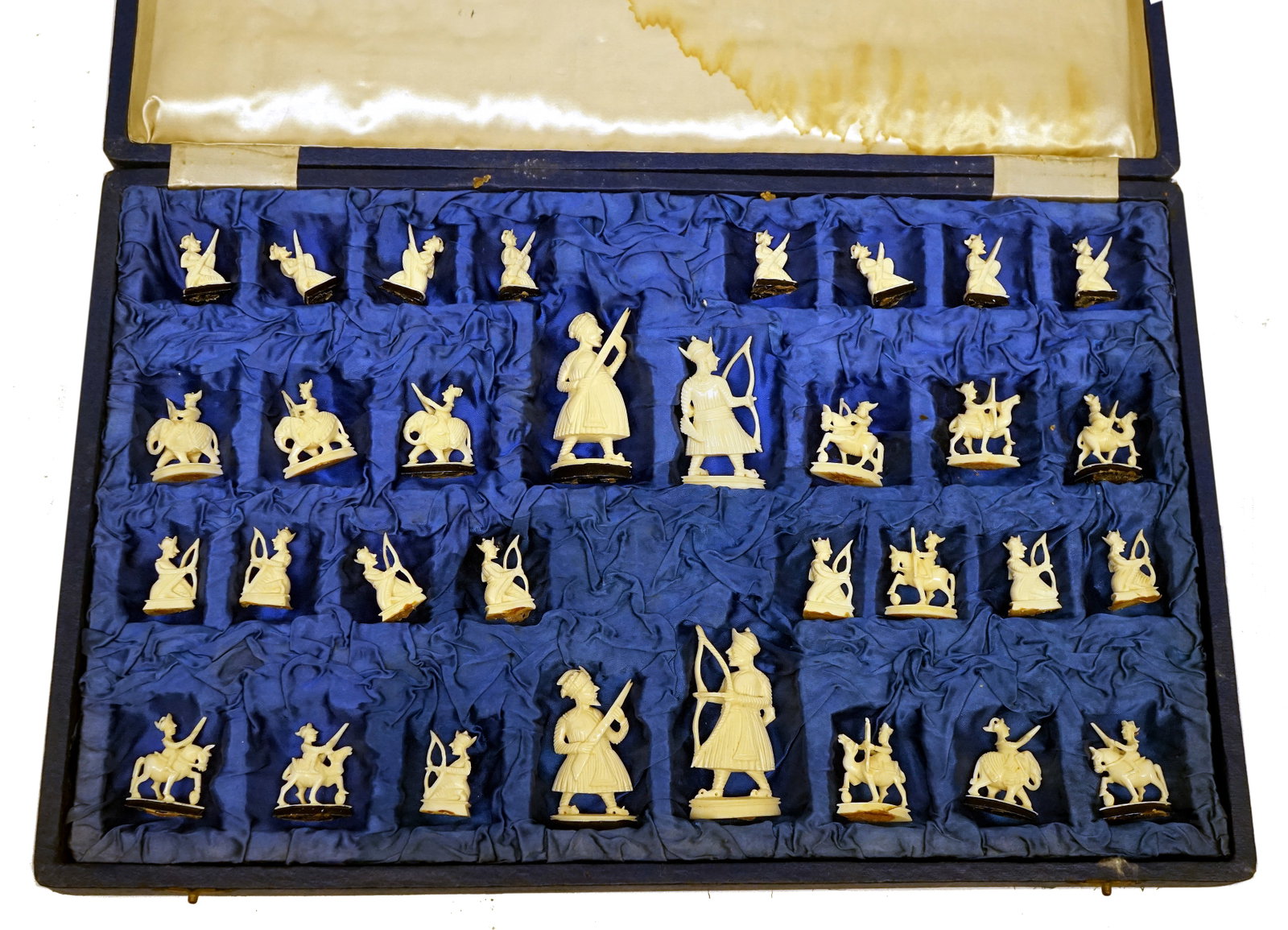 Sculpt chess Pieces: Piece de jeu d'échec Sculptée Matérial inconnue Rapport de condition: bonne condition ------------- Sculpt chess Pieces Unknown Material Condition Report: Great condition