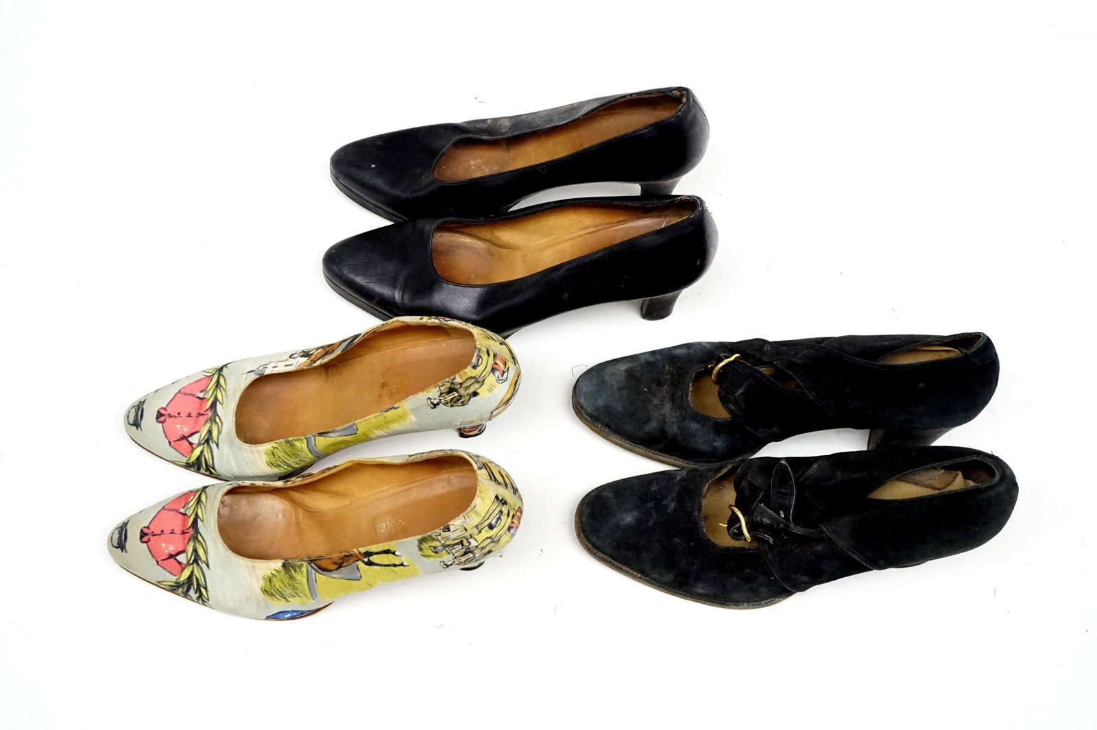 3 pairs of Hermes shoes: 3 paires de chaussures Hermes une paire est en suede, une en cuir et une en cuir recouvert de tissu. 2 paires sont de grandeur 39 1/2 et 1 paire grandeur 39 Rapport de condition: chaussures tres us