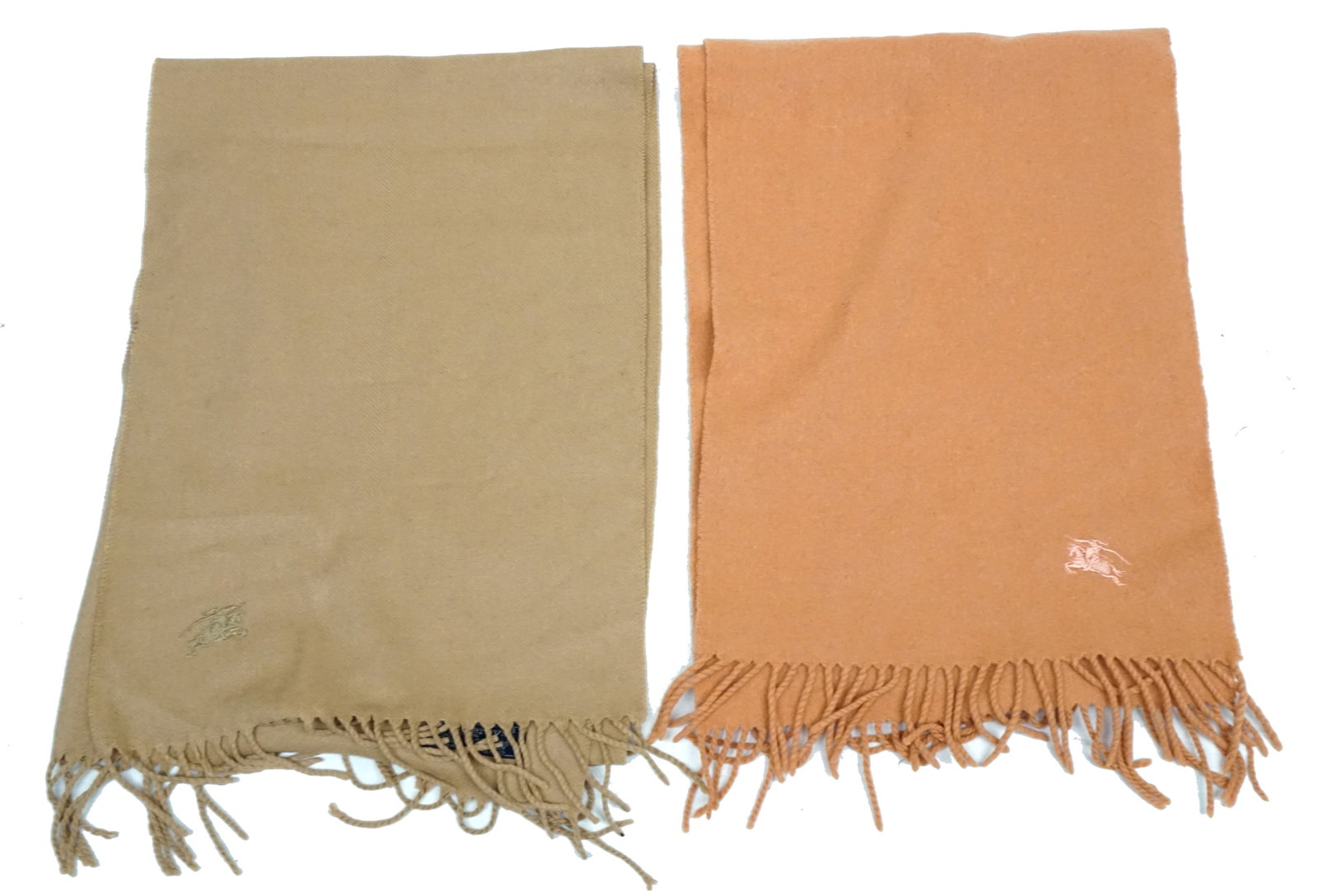 2 cashmere scarves Burberrys of London: 2 foulard en cashmere Burberrys of London grand foulard beige et saumon en bonne état. Rapport de condition: bonne condition ------------- 2 cashmere scarves Burberrys of London Large beige and s