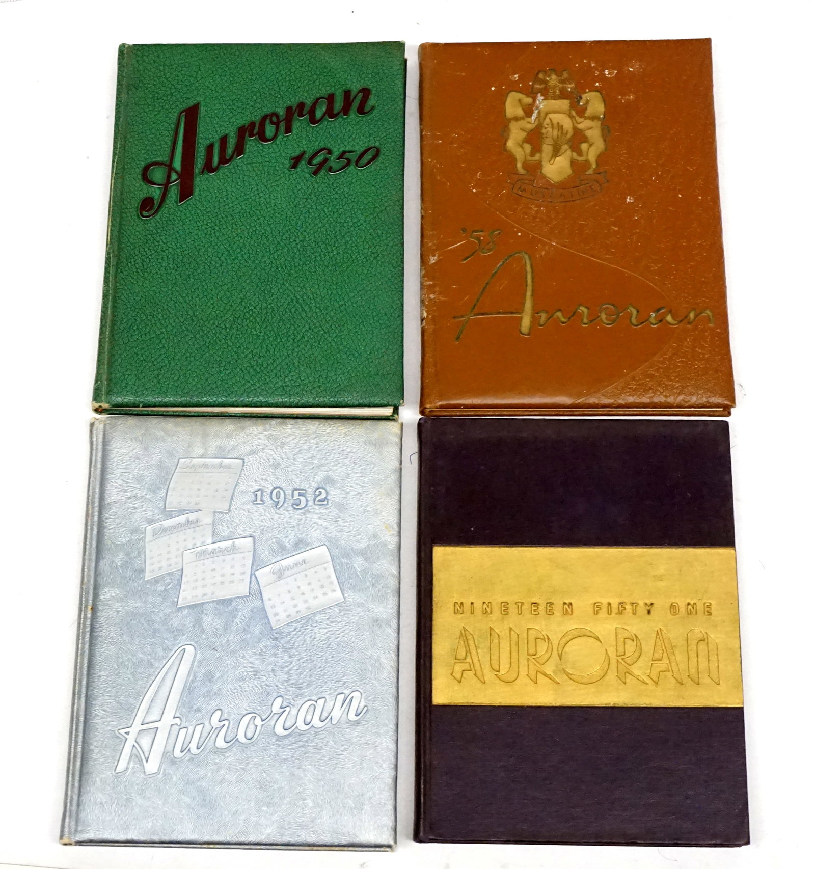 Auroran 1950-51-52-58 Muscatine High School Yearbook - Iowa: Annuaire du lycée de Muscatine (Iowa), années 1950-1951-1952-1958 Reliure solide, toutes les pages sont intactes et propres avec des annotations dans plusieurs volumes. Dimension: 8" x 11"