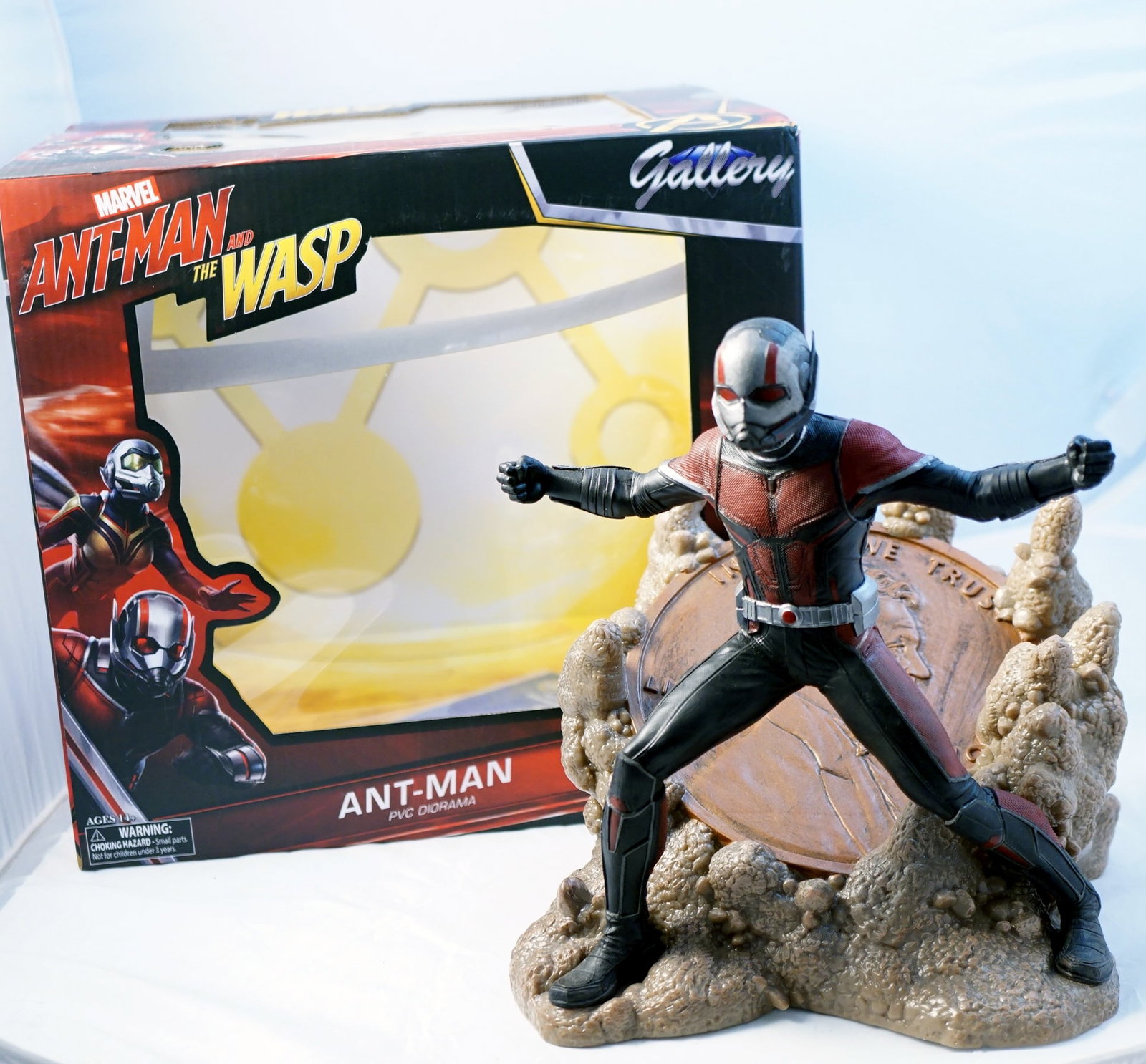 Marvel - Ant-Man and the Wasp figurine: Marvel Figurine Ant-Man et la guepe Diorama en PVC fabriqué par la compagnie Selct Toys, environ 9 pouces de haut, dans sa boite Rapport de condition: bonne condition ------------- Marvel