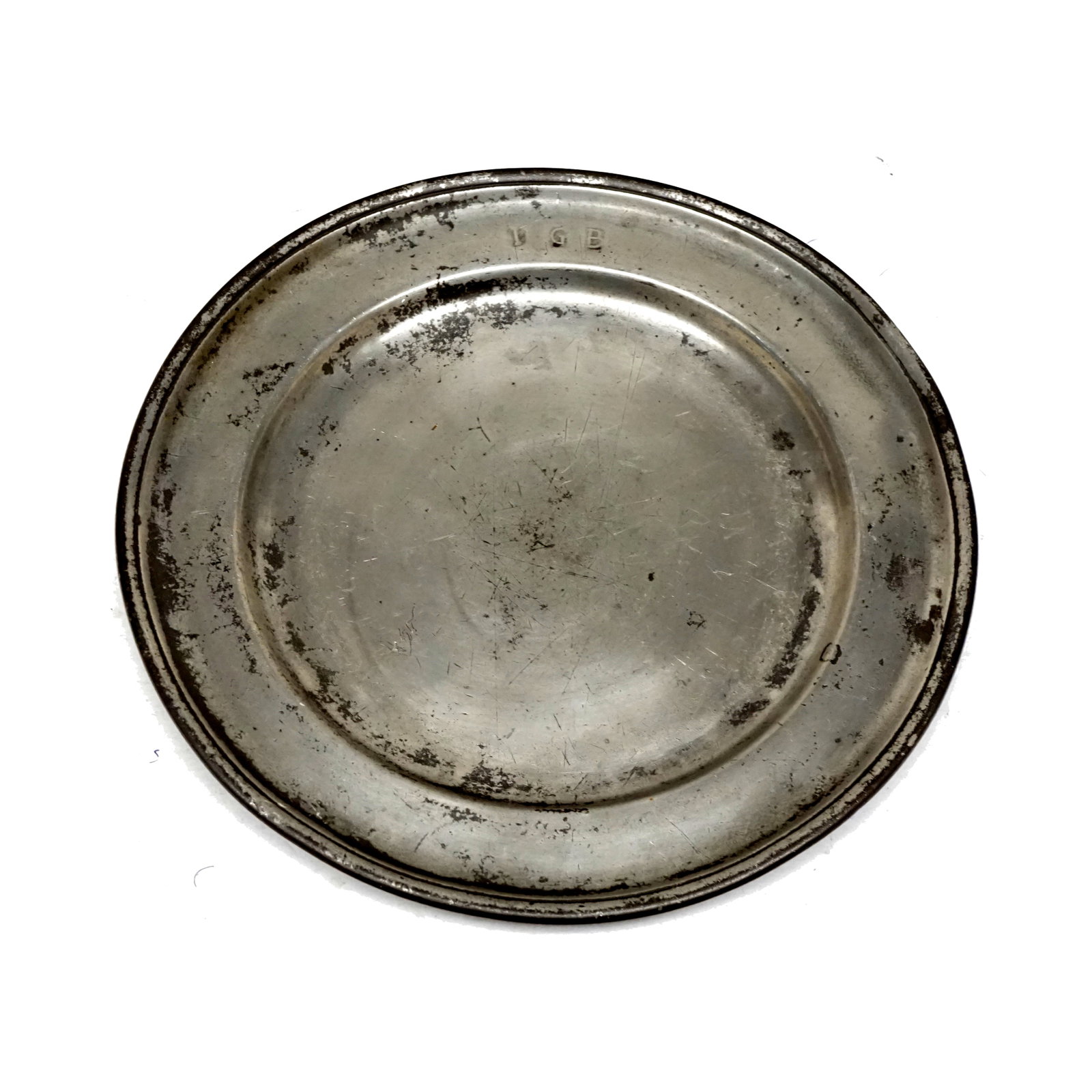 Antique pewter plate: Europe assiette en étain antique datant du 19e siècle avec initiales sur le bord IGB et 3 étampes a l'arriere, seulement 1 visible. Mesure 9.5 pouces Rapport de condition: bonne conditi