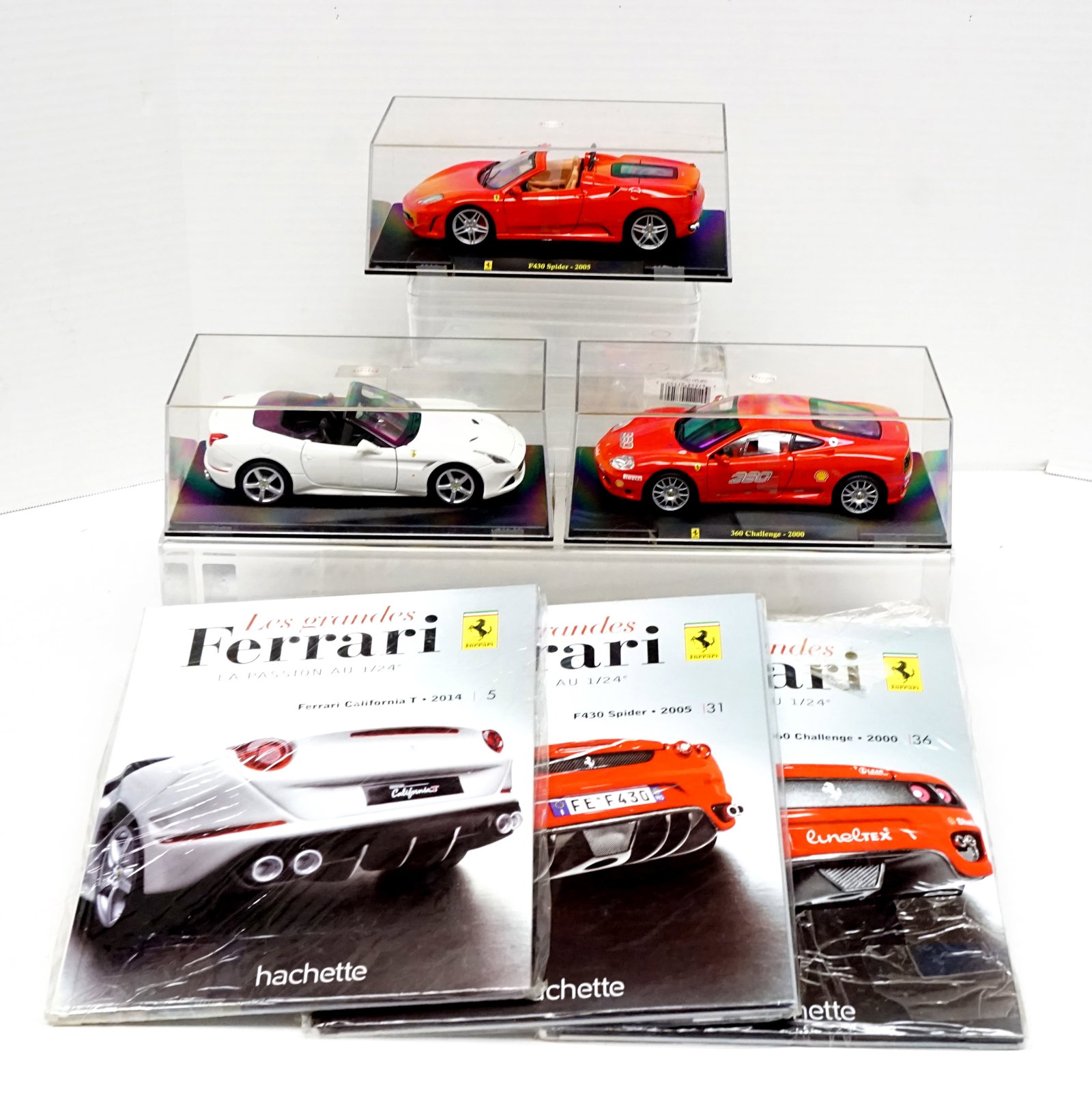 Hachette - The Great Ferrari: Hachette Les Grandes Ferrari 3 Voitures 1/24, 2014 Ferrari California T #5, 2005 F430 Spider #31, 2000 360 Challenge #36 accompagnées de leur livre respectifs. Tous fait de métal